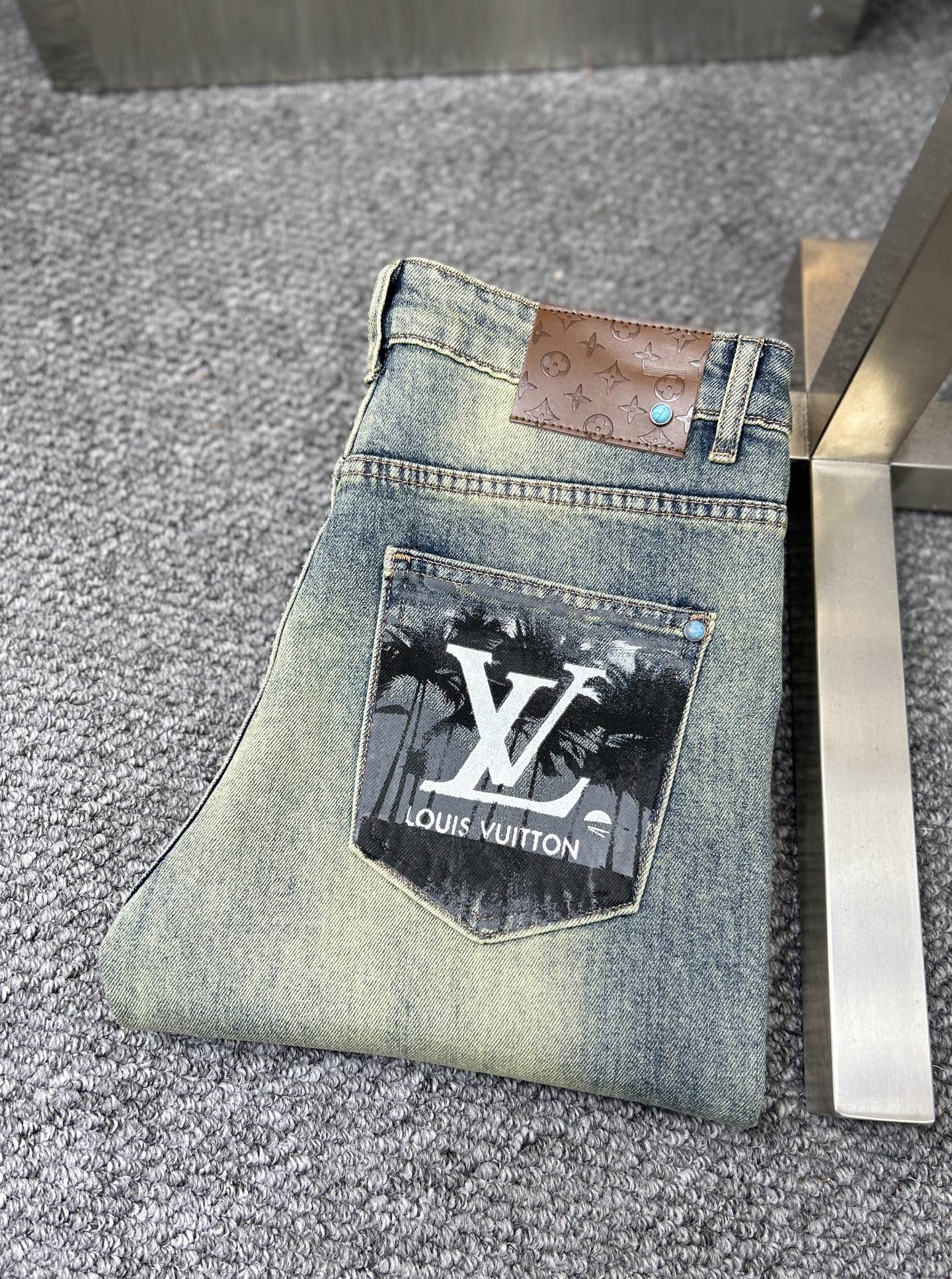 NO:906086,LV*Louis ss26 new early spring men's jeans. The fabric has good elasticity. Exclusively available on the official website. Fashionable and elegant. Using original color yeast washing process. Selected imported heavyweight denim denim fabric. Equipped with counter hardware decoration. Genuine leather label. Exquisite stitching. Worth owning. Size 29-38 No 35 37m,,louis vuitton,louis vuitton,jeans,19860909LV*路易 ss26早春新款男士牛仔裤 面料弹性好.独家发售 官网同步 时尚优雅 采用原色酵母水洗工艺 精选进口重磅丹宁牛仔面料 配专柜五金装饰 真皮皮牌 精致车线 值得拥有.码数29-38 无35 37m,,louis vuitton,louis vuitton,jeans,,Men's clothing