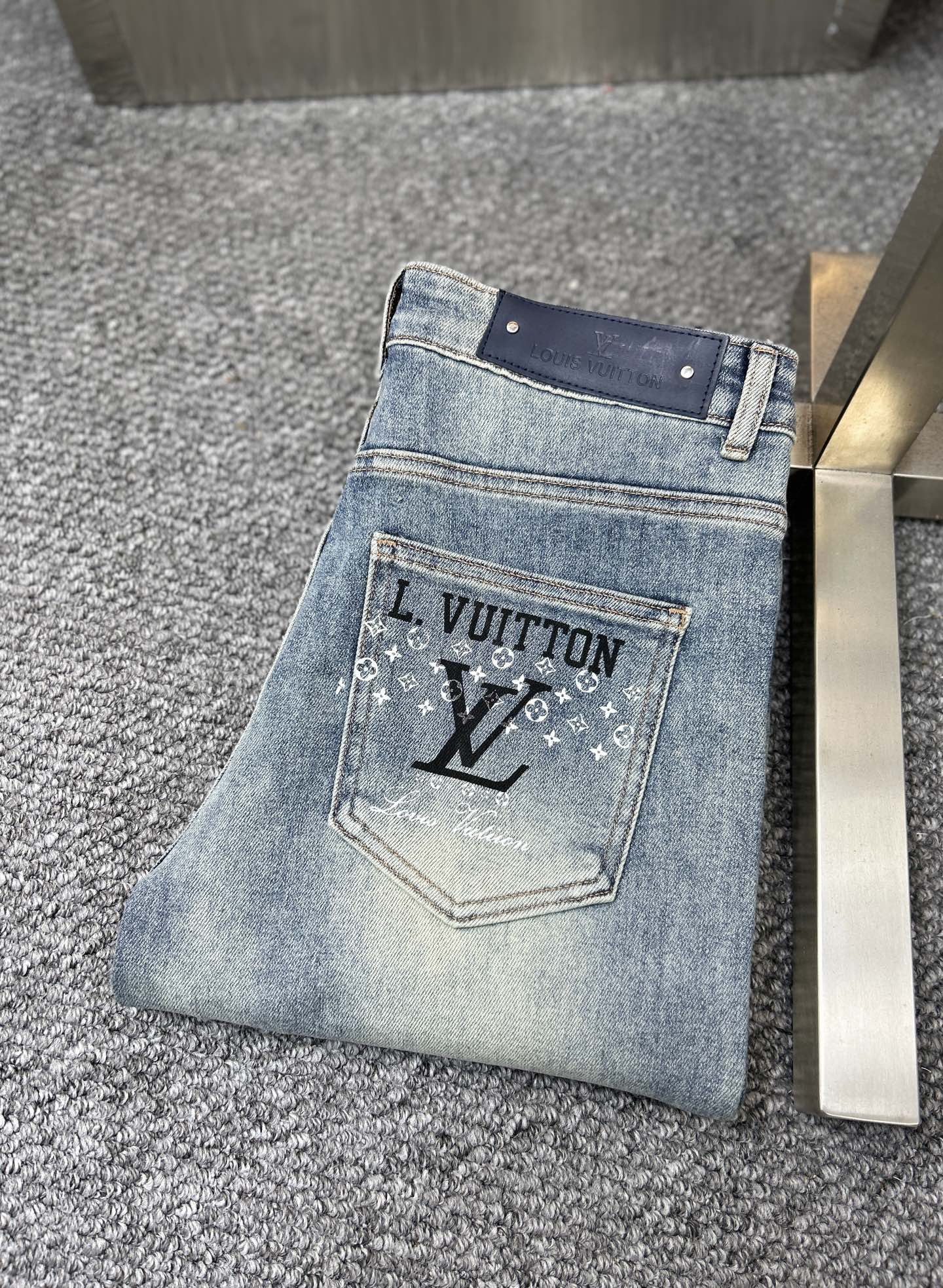 NO:927199,LV*Louis ss26 new early spring men's jeans. The fabric has good elasticity. Exclusively available on the official website. Fashionable and elegant. Using original color yeast washing process. Selected imported heavyweight denim denim fabric. Equipped with counter hardware decoration. Genuine leather label. Exquisite stitching. Worth owning. Size 29-38 No 35 37m,,louis vuitton,louis vuitton,jeans,19860909LV*路易 ss26早春新款男士牛仔裤 面料弹性好.独家发售 官网同步 时尚优雅 采用原色酵母水洗工艺 精选进口重磅丹宁牛仔面料 配专柜五金装饰 真皮皮牌 精致车线 值得拥有.码数29-38 无35 37m,,louis vuitton,louis vuitton,jeans,,Men's clothing
