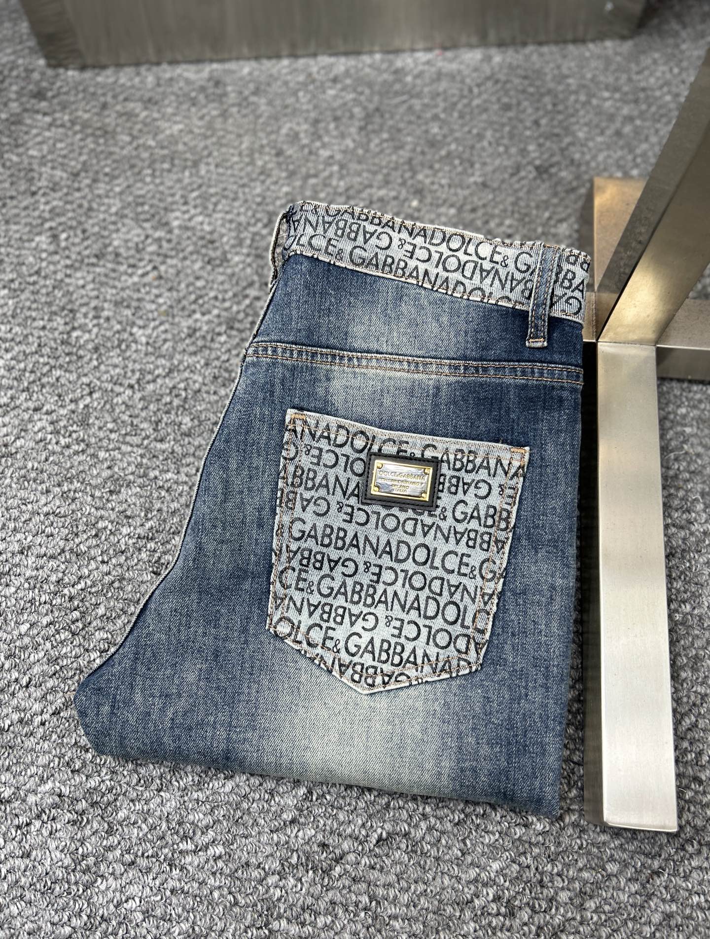 NO:925703,DG*Dolce & Gabbana ss26 new early spring men's jeans. The fabric has good elasticity. Exclusively available on the official website. Fashionable and elegant. Uses original color yeast washing process. Selected imported heavyweight denim denim fabric. Equipped with counter hardware decoration. Genuine leather label. Exquisite stitching. Worth owning. Size 29-38 No 35 37m,,Dolce&Gabbana,jeans,19860909DG*杜嘉班纳 ss26早春新款男士牛仔裤 面料弹性好.独家发售 官网同步 时尚优雅 采用原色酵母水洗工艺 精选进口重磅丹宁牛仔面料 配专柜五金装饰 真皮皮牌 精致车线 值得拥有.码数29-38 无35 37m,,Dolce&Gabbana,jeans,,Men's clothing