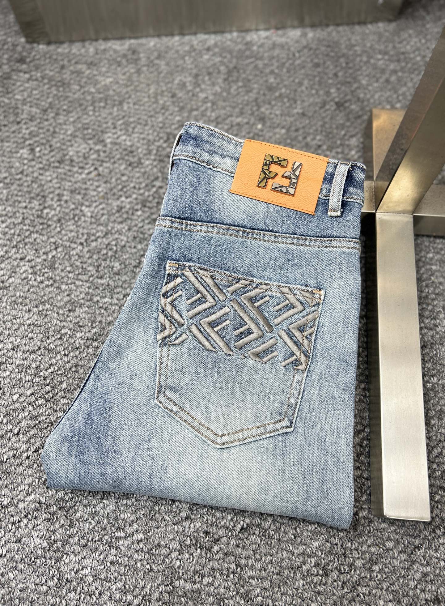 NO:906068,Fend* Fendi ss26 new early spring men's jeans. The fabric has good elasticity. Exclusively available on the official website. Fashionable and elegant. Uses original color yeast washing process. Selected imported heavyweight denim denim fabric. Equipped with counter hardware decoration. Genuine leather label. Exquisite stitching. Worth owning. Size 29-38 No 35 37m,,fendi,fendi,jeans,19860909Fend*芬迪 ss26早春新款男士牛仔裤 面料弹性好.独家发售 官网同步 时尚优雅 采用原色酵母水洗工艺 精选进口重磅丹宁牛仔面料 配专柜五金装饰 真皮皮牌 精致车线 值得拥有.码数29-38 无35 37m,,fendi,fendi,jeans,,Men's clothing