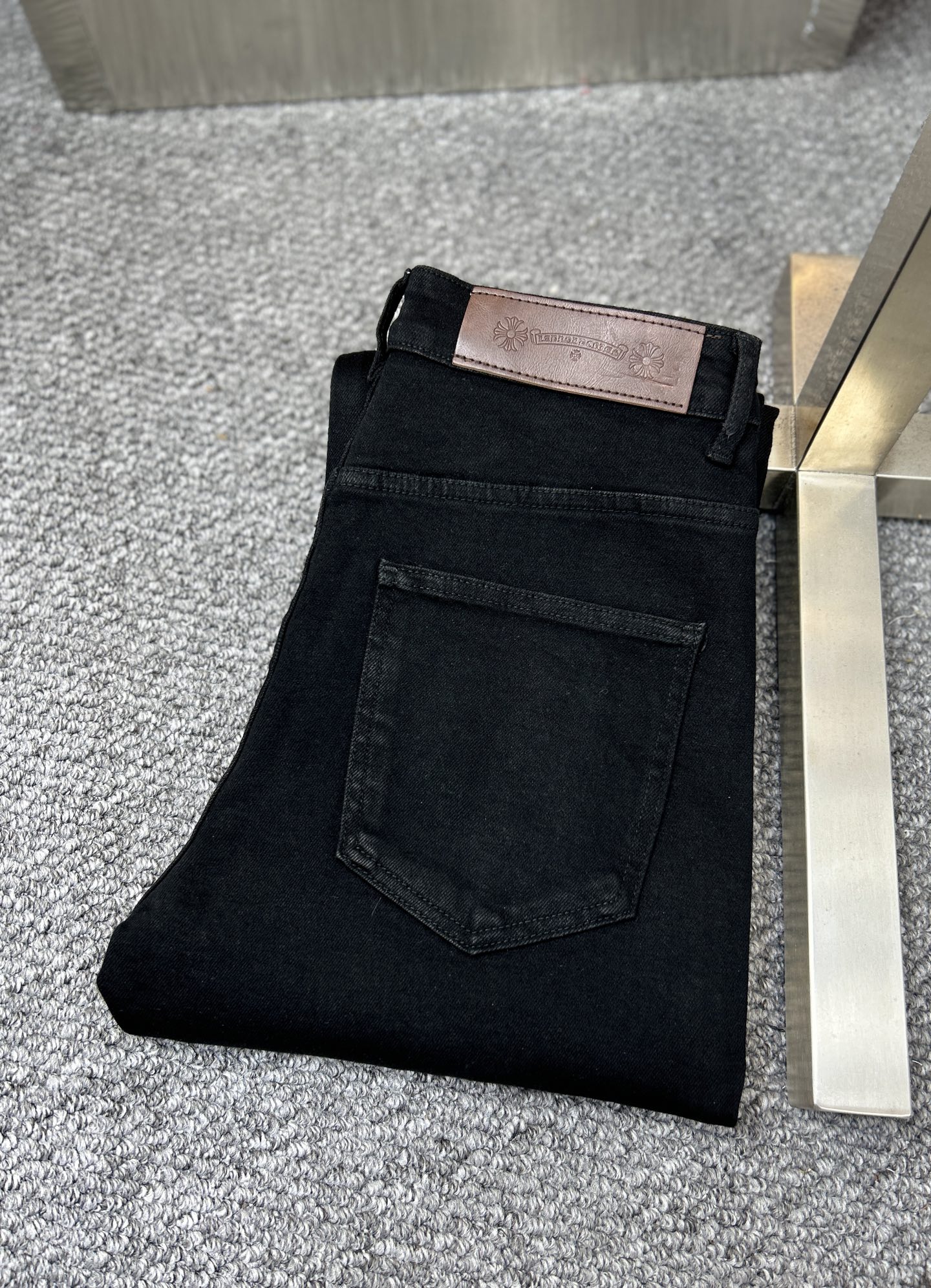 NO:925687,Chro*Chro* ss26 new early spring men's jeans. The fabric has good elasticity. Exclusively available on the official website. Fashionable and elegant. Uses original color yeast washing process. Selected imported heavyweight denim denim fabric. Equipped with counter hardware decoration. Genuine leather label. Exquisite stitching. Worth owning. Size 29-38 No 35 37m,,chrome hearts,jeans,19860909Chro*克罗心 ss26早春新款男士牛仔裤 面料弹性好.独家发售 官网同步 时尚优雅 采用原色酵母水洗工艺 精选进口重磅丹宁牛仔面料 配专柜五金装饰 真皮皮牌 精致车线 值得拥有.码数29-38 无35 37m,,chrome hearts,jeans,,Men's clothing