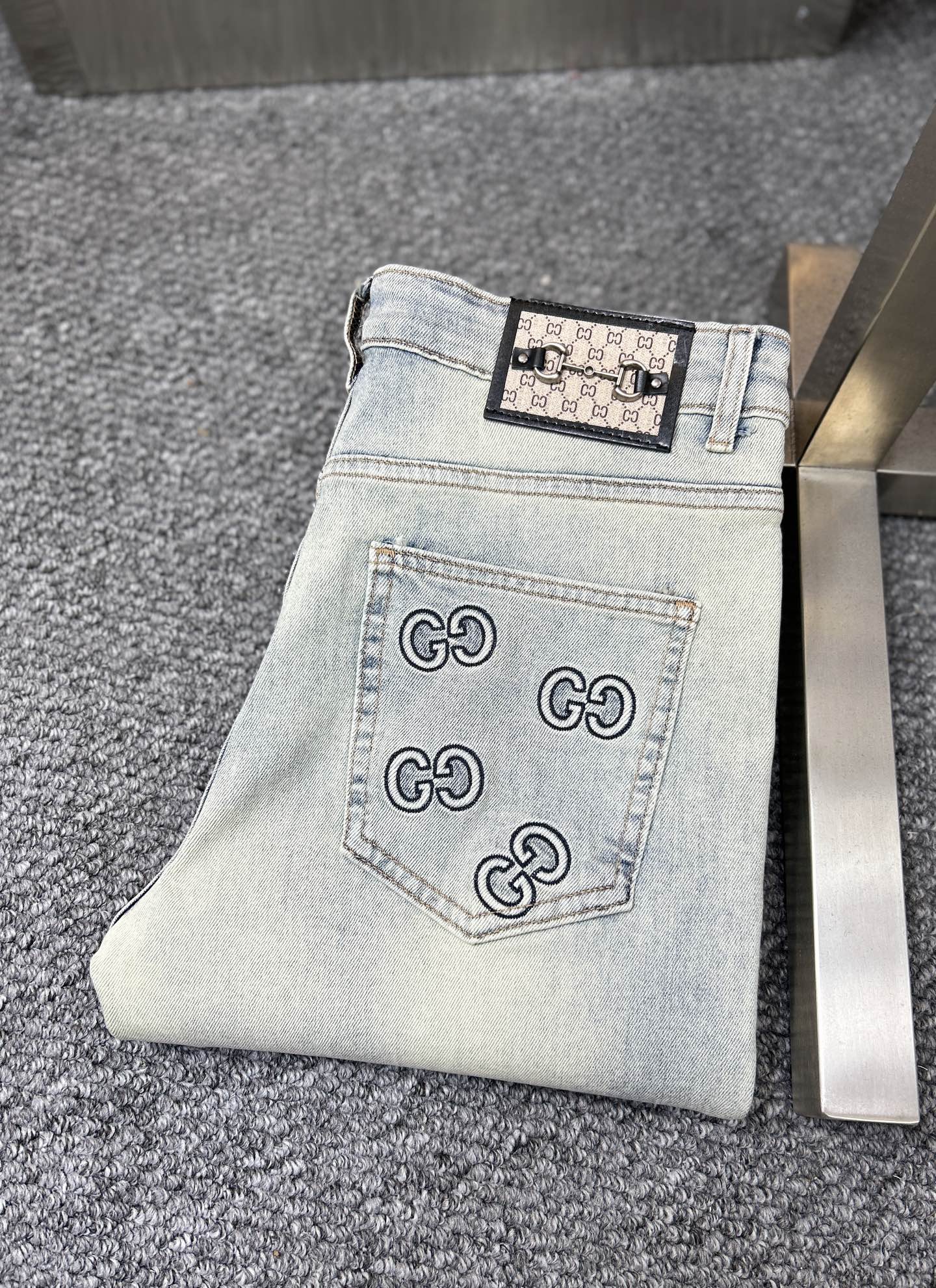 NO:906061,Gucc*Gucci ss26 new early spring men's jeans. The fabric has good elasticity. Exclusively available on the official website. Fashionable and elegant. Uses original color yeast washing process. Selected imported heavyweight denim denim fabric. Equipped with counter hardware decoration. Genuine leather label. Exquisite stitching. Worth owning. Size 29-38. No 37m,,gucci,jeans,19860909Gucc*古奇 ss26早春新款男士牛仔裤 面料弹性好.独家发售 官网同步 时尚优雅 采用原色酵母水洗工艺 精选进口重磅丹宁牛仔面料 配专柜五金装饰 真皮皮牌 精致车线 值得拥有.码数29-38 无37m,,gucci,jeans,,Men's clothing