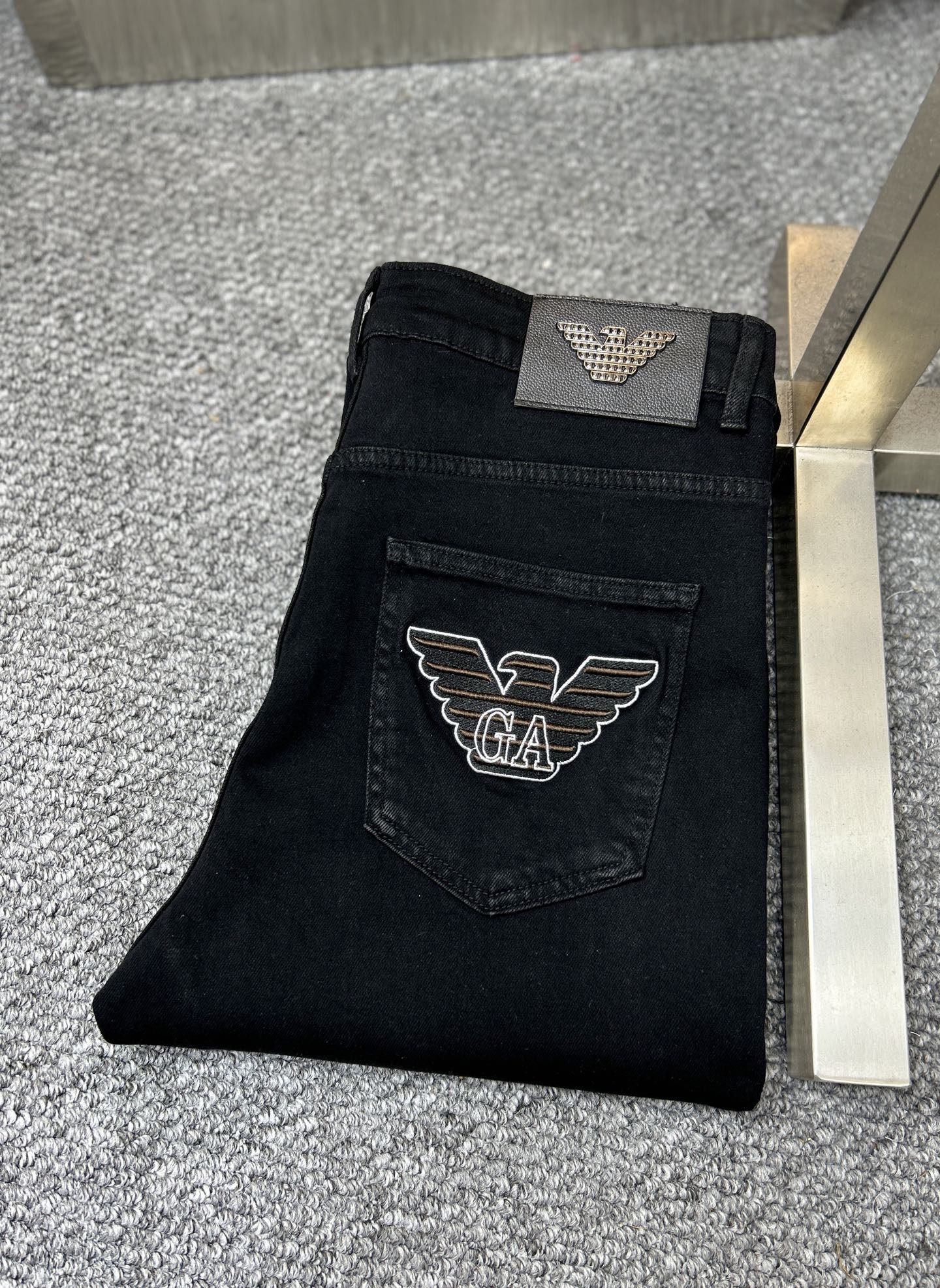 NO:918136,Arm* Armani ss26 new early spring men's jeans. The fabric has good elasticity. Exclusively available on the official website. Fashionable and elegant. Using original color yeast washing process. Selected imported heavyweight denim denim fabric. Equipped with counter hardware decoration. Genuine leather label. Exquisite stitching. Worth owning. Size 29-38. No 37m,,armani,jeans,19860909Arm*阿玛尼 ss26早春新款男士牛仔裤 面料弹性好.独家发售 官网同步 时尚优雅 采用原色酵母水洗工艺 精选进口重磅丹宁牛仔面料 配专柜五金装饰 真皮皮牌 精致车线 值得拥有.码数29-38 无37m,,armani,jeans,,Men's clothing