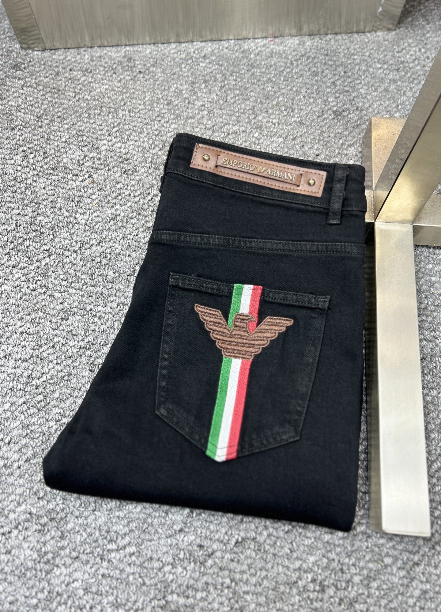 NO:925694,Arm* Armani ss26 new early spring men's jeans. The fabric has good elasticity. Exclusive sale. Official website synchronization. Fashionable and elegant. Using original color yeast washing process. Selected imported heavyweight denim denim fabric. Equipped with counter hardware decoration. Genuine leather label. Exquisite stitching. Worth owning. Size 29-38. No 37m,,armani,jeans,19860909Arm*阿玛尼 ss26早春新款男士牛仔裤 面料弹性好.独家发售 官网同步 时尚优雅 采用原色酵母水洗工艺 精选进口重磅丹宁牛仔面料 配专柜五金装饰 真皮皮牌 精致车线 值得拥有.码数29-38 无37m,,armani,jeans,,Men's clothing