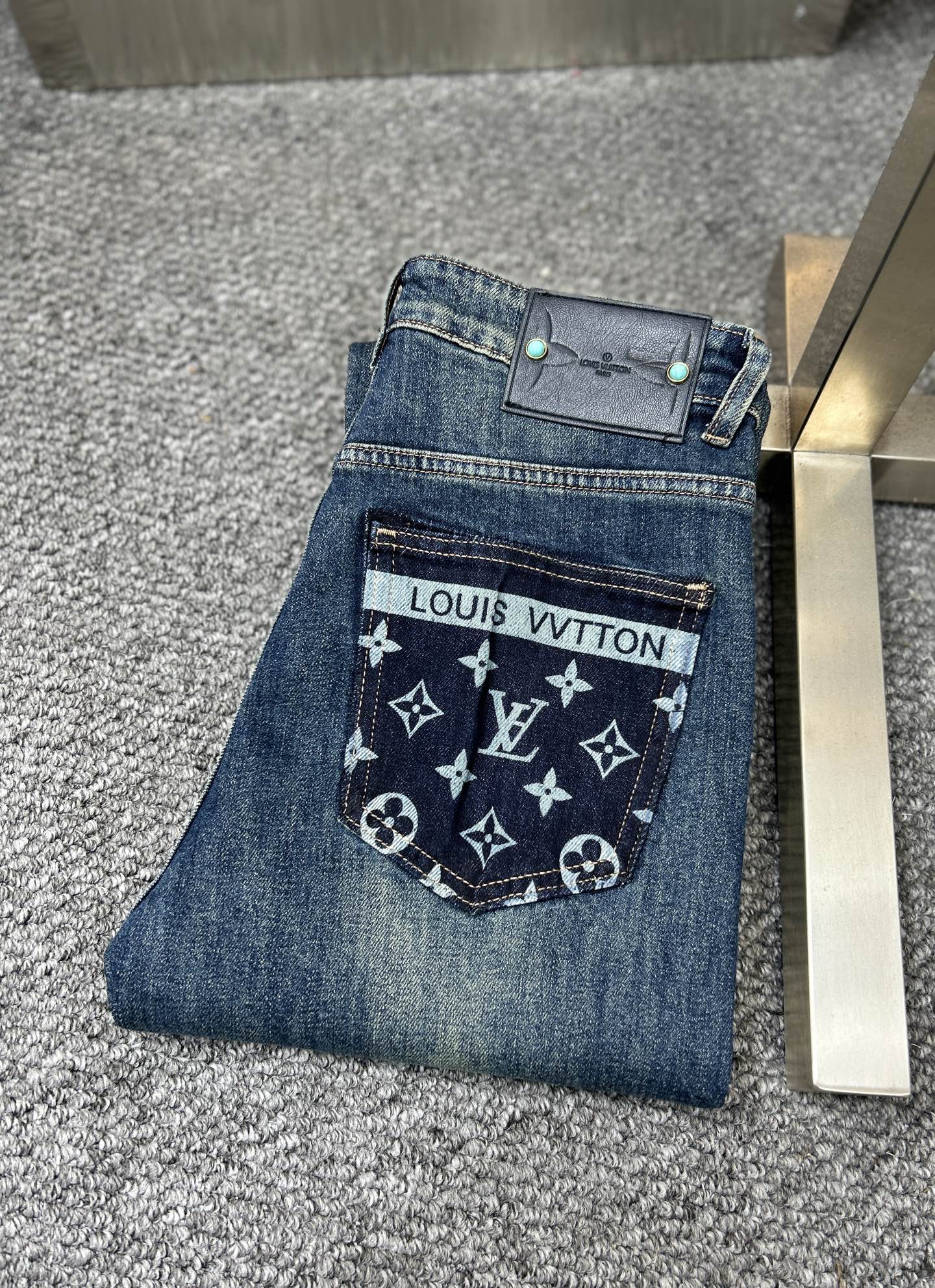 NO:906100,LV*Louis ss26 early spring new men's jeans. The fabric has good elasticity. Exclusively available on the official website. Fashionable and elegant. Uses original color yeast washing process. Selected imported heavyweight denim denim fabric. Equipped with counter hardware decoration. Genuine leather label. Exquisite stitching. Worth owning. Size 29-38. No 37m,,louis vuitton,louis vuitton,jeans,19860909LV*路易 ss26早春新款男士牛仔裤 面料弹性好.独家发售 官网同步 时尚优雅 采用原色酵母水洗工艺 精选进口重磅丹宁牛仔面料 配专柜五金装饰 真皮皮牌 精致车线 值得拥有.码数29-38 无37m,,louis vuitton,louis vuitton,jeans,,Men's clothing