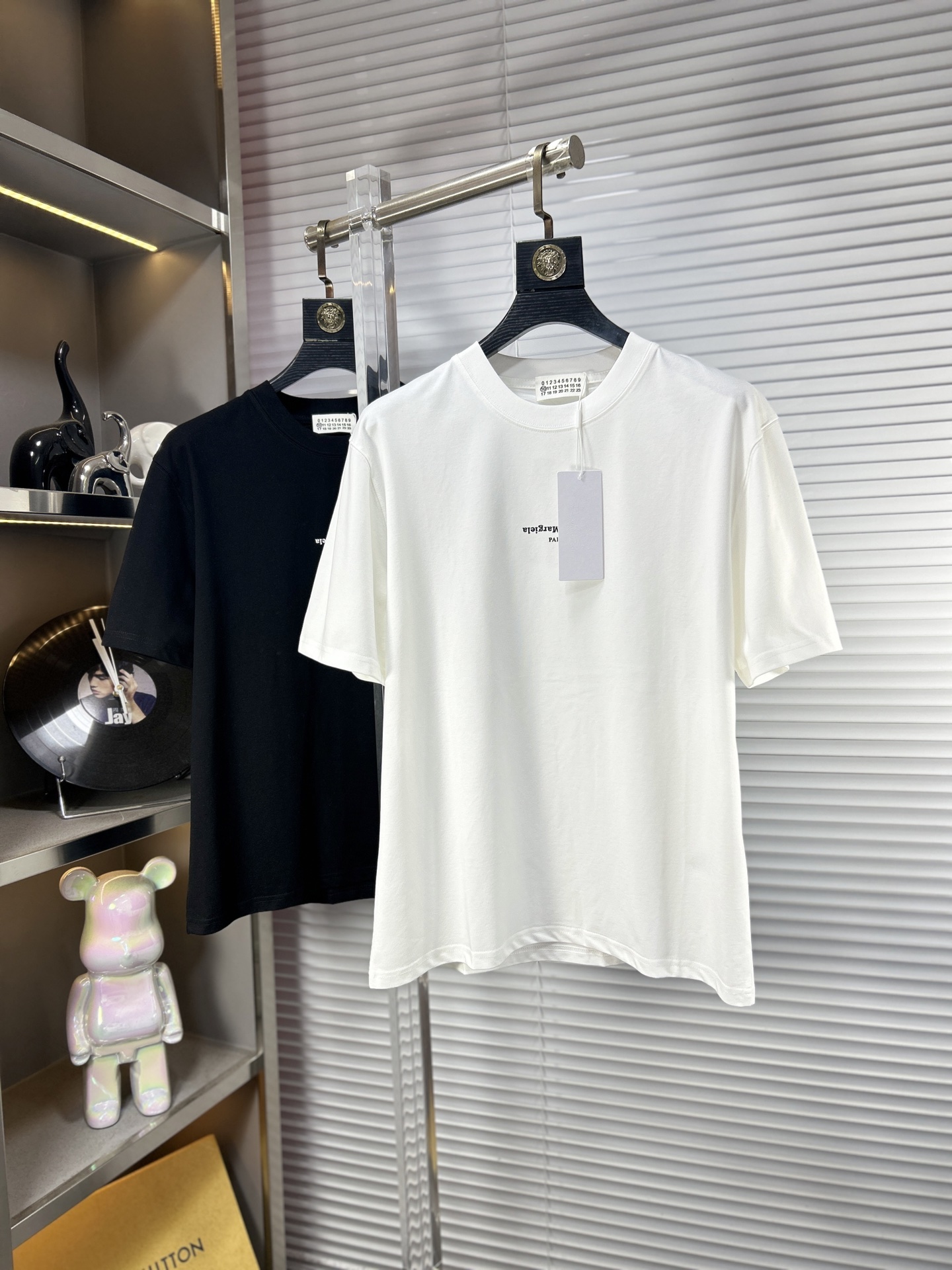 NO:955008,MM6* Margiela ss26 new early spring short-sleeved T-shirt, ice tide cotton series, soft and skin-friendly, official w1-1 gram weight 260, high version, top pattern logo, handsome and fashionable, simple and versatile. Not only crisp and trendy silhouette, but also comfortable to wear, more delicate yarn. Size M-XXXL, masion margiela, masion margiela, T-shirt, tees, t-shirt,19860909MM6*马吉拉 ss26早春新款短袖T恤,冰潮棉系列柔软亲肤 官w1-1克重260 高版本 顶级图案logo,帅气时尚,简约百搭款.不仅挺括,保持潮流的廓形,又穿着舒适,纱织更细腻 码数M-XXXL,,masion margiela,masion margiela,T-shirt,tees，t-shirt,,Men's clothing