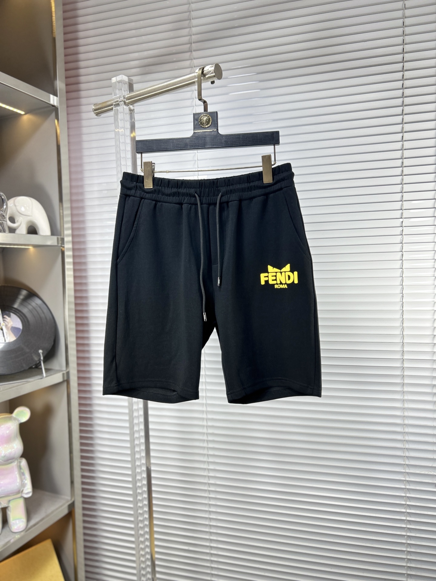 NO:918297,Fend* Fendi ss26 early spring men's casual shorts are a versatile item. The elastic waist drawstring design has a soft feel and good shape retention. The low elastic structure makes the pants just right and not easy to wrinkle!  Code number M-XXXL,,fendi,fendi,shorts,19860909Fend*芬迪 ss26早春男士休闲短裤,堪称百搭单品,弹性松紧腰边抽绳设计,手感柔软、保型性好、低弹丝的构造使裤身弹性恰到好处,并且不易起皱！码数M-XXXL,,fendi,fendi,shorts,,Men's clothing