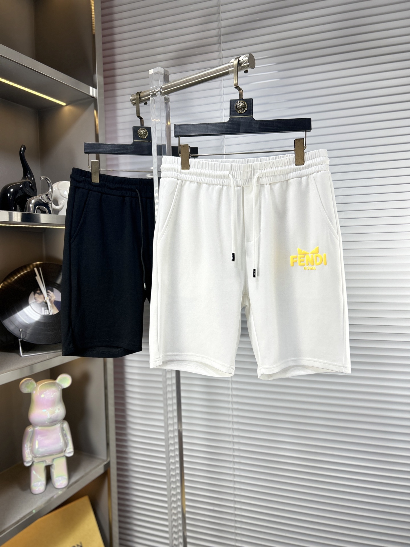 NO:918301,Fend* Fendi ss26 early spring men's casual shorts are a versatile item. The elastic waist drawstring design has a soft feel and good shape retention. The low elastic structure makes the pants just right and not easy to wrinkle!  Code number M-XXXL,,fendi,fendi,shorts,19860909Fend*芬迪 ss26早春男士休闲短裤,堪称百搭单品,弹性松紧腰边抽绳设计,手感柔软、保型性好、低弹丝的构造使裤身弹性恰到好处,并且不易起皱！码数M-XXXL,,fendi,fendi,shorts,,Men's clothing