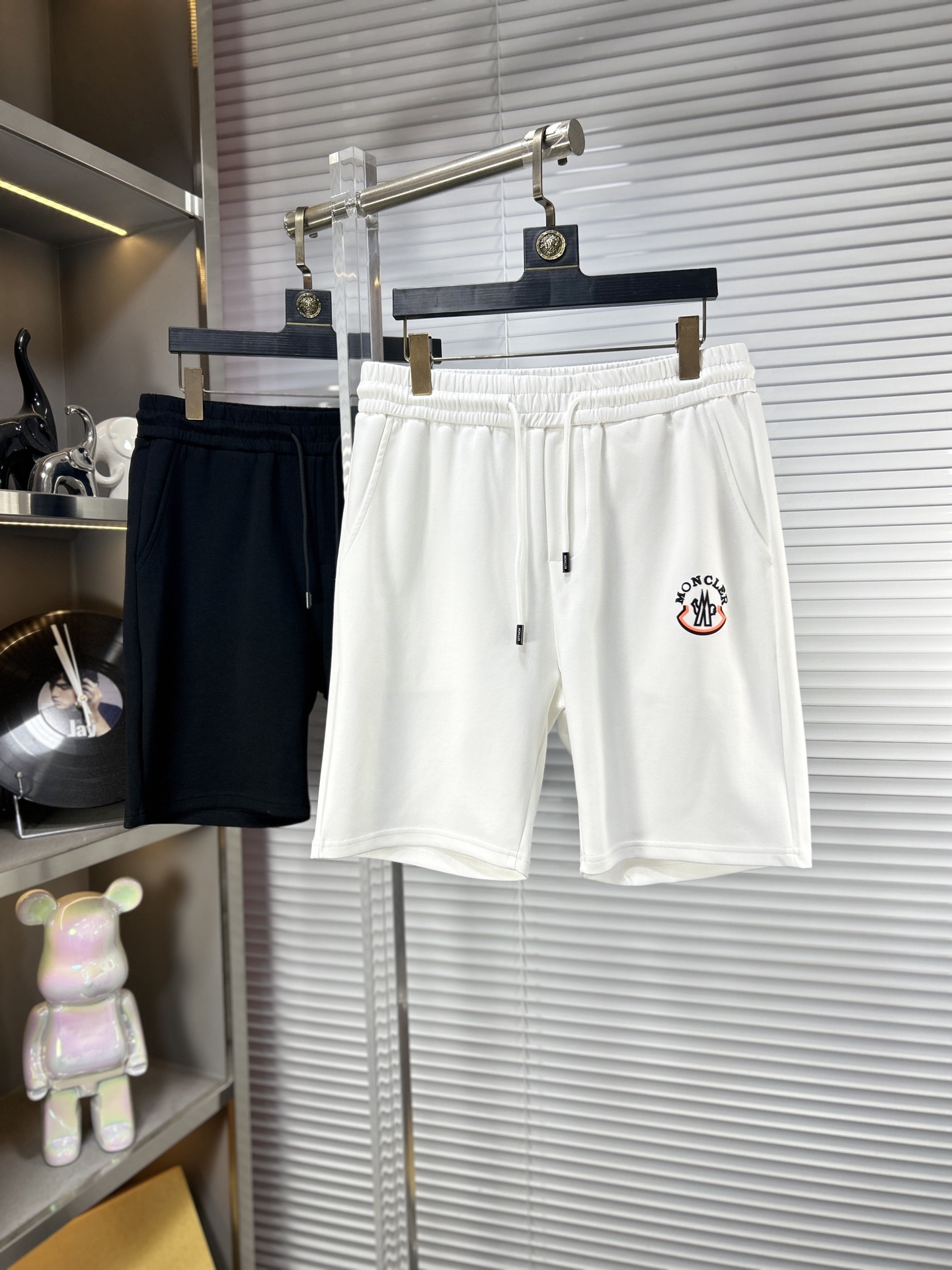 NO:918295,MOnc* masked ss26 early spring men's casual shorts are a versatile item. The elastic waist drawstring design has a soft feel and good shape retention. The low elastic structure makes the pants just right and not easy to wrinkle!  Size M-XXXL,,Moncler,shorts,19860909MOnc*蒙口 ss26早春男士休闲短裤,堪称百搭单品,弹性松紧腰边抽绳设计,手感柔软、保型性好、低弹丝的构造使裤身弹性恰到好处,并且不易起皱！码数M-XXXL,,Moncler,shorts,,Men's clothing