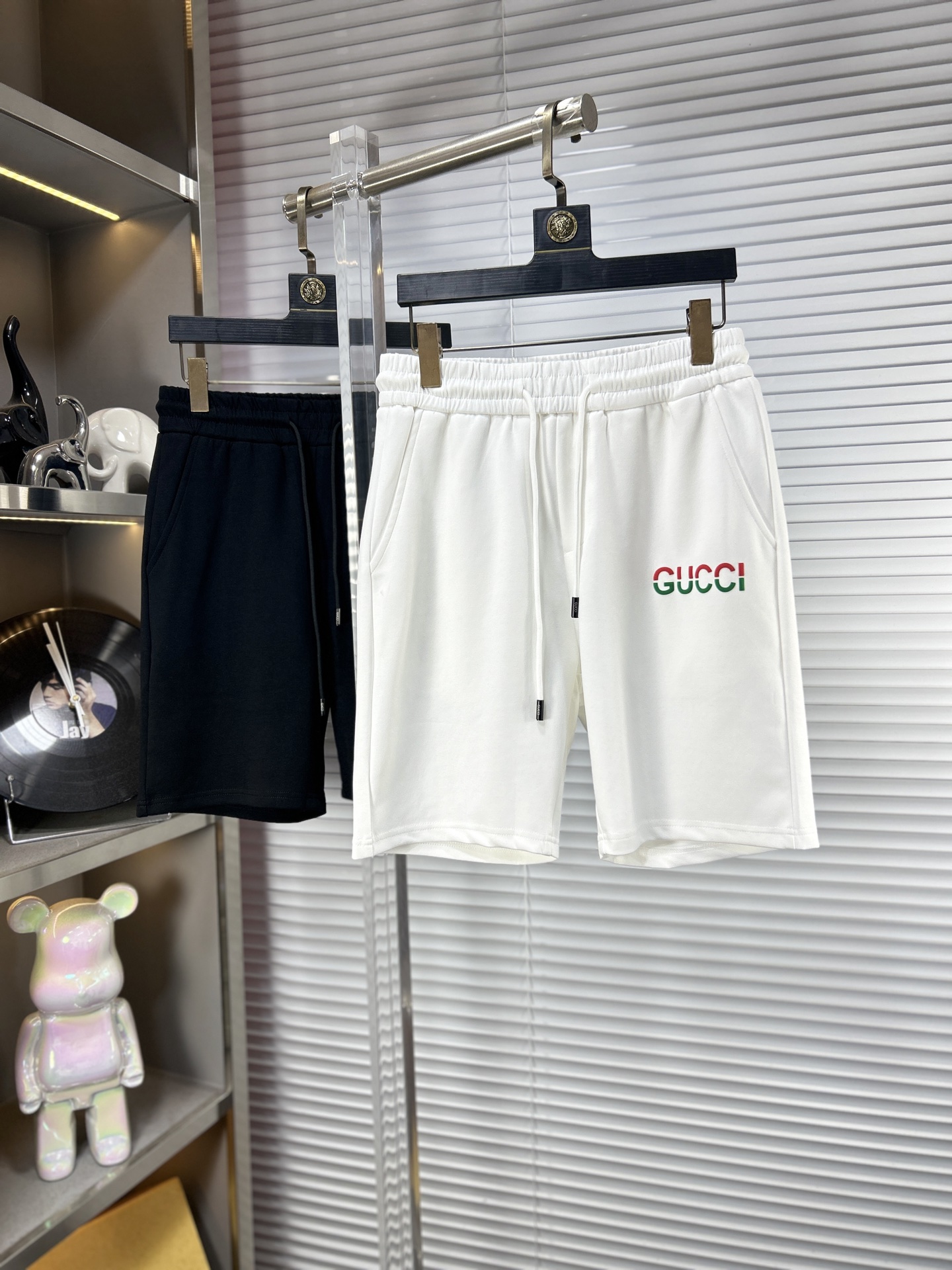 NO:918294,Gucc* Gucci ss26 early spring men's casual shorts are a versatile item. The elastic waist drawstring design has a soft feel and good shape retention. The low elastic structure makes the pants just right and not easy to wrinkle!  Size M-XXXL,,gucci,shorts,19860909Gucc*古奇 ss26早春男士休闲短裤,堪称百搭单品,弹性松紧腰边抽绳设计,手感柔软、保型性好、低弹丝的构造使裤身弹性恰到好处,并且不易起皱！码数M-XXXL,,gucci,shorts,,Men's clothing