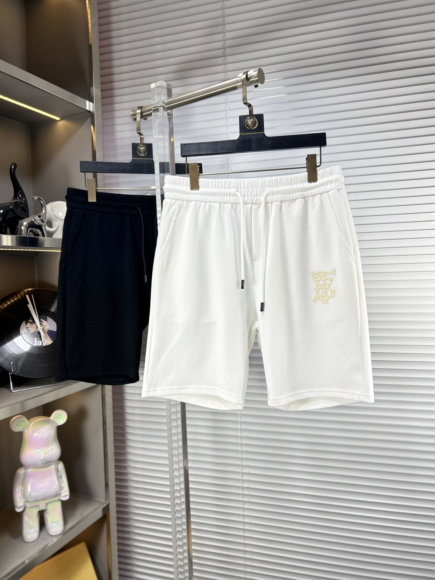 NO:918291,BBR* Burberry ss26 men's casual shorts for early spring are a versatile item. The elastic waist drawstring design has a soft feel, good shape retention, and a low-elastic structure that makes the pants just right in elasticity and not easy to wrinkle!  Size M-XXXL,,burberry,shorts,19860909BBR*巴宝莉 ss26早春男士休闲短裤,堪称百搭单品,弹性松紧腰边抽绳设计,手感柔软、保型性好、低弹丝的构造使裤身弹性恰到好处,并且不易起皱！码数M-XXXL,,burberry,shorts,,Men's clothing