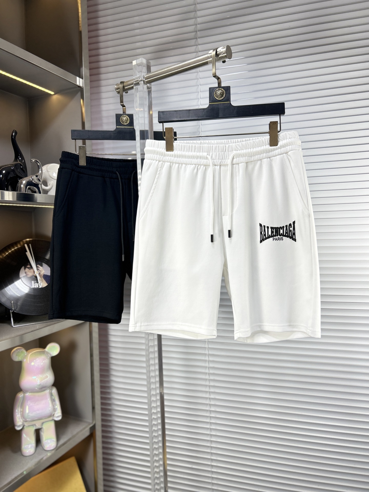 NO:918288,Bal* Balenciaga ss26 early spring men's casual shorts are a versatile item. The elastic waist drawstring design has a soft feel and good shape retention. The low-elastic structure makes the pants just right and not easy to wrinkle!  Size M-XXXL,,balenciaga,shorts,19860909Bal*巴黎世家 ss26早春男士休闲短裤,堪称百搭单品,弹性松紧腰边抽绳设计,手感柔软、保型性好、低弹丝的构造使裤身弹性恰到好处,并且不易起皱！码数M-XXXL,,balenciaga,shorts,,Men's clothing
