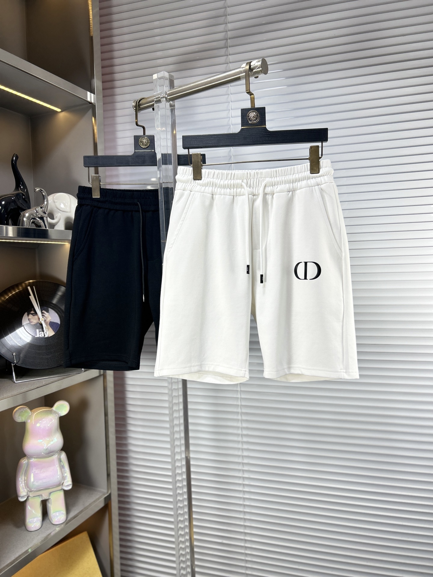 NO:918303,DIo* Dior ss26 early spring men's casual shorts are a versatile item. The elastic waist drawstring design has a soft feel and good shape retention. The low-elastic structure makes the pants just right and not easy to wrinkle!  Code number M-XXXL,,dior,dior,shorts,19860909DIo*迪奥 ss26早春男士休闲短裤,堪称百搭单品,弹性松紧腰边抽绳设计,手感柔软、保型性好、低弹丝的构造使裤身弹性恰到好处,并且不易起皱！码数M-XXXL,,dior,dior,shorts,,Men's clothing