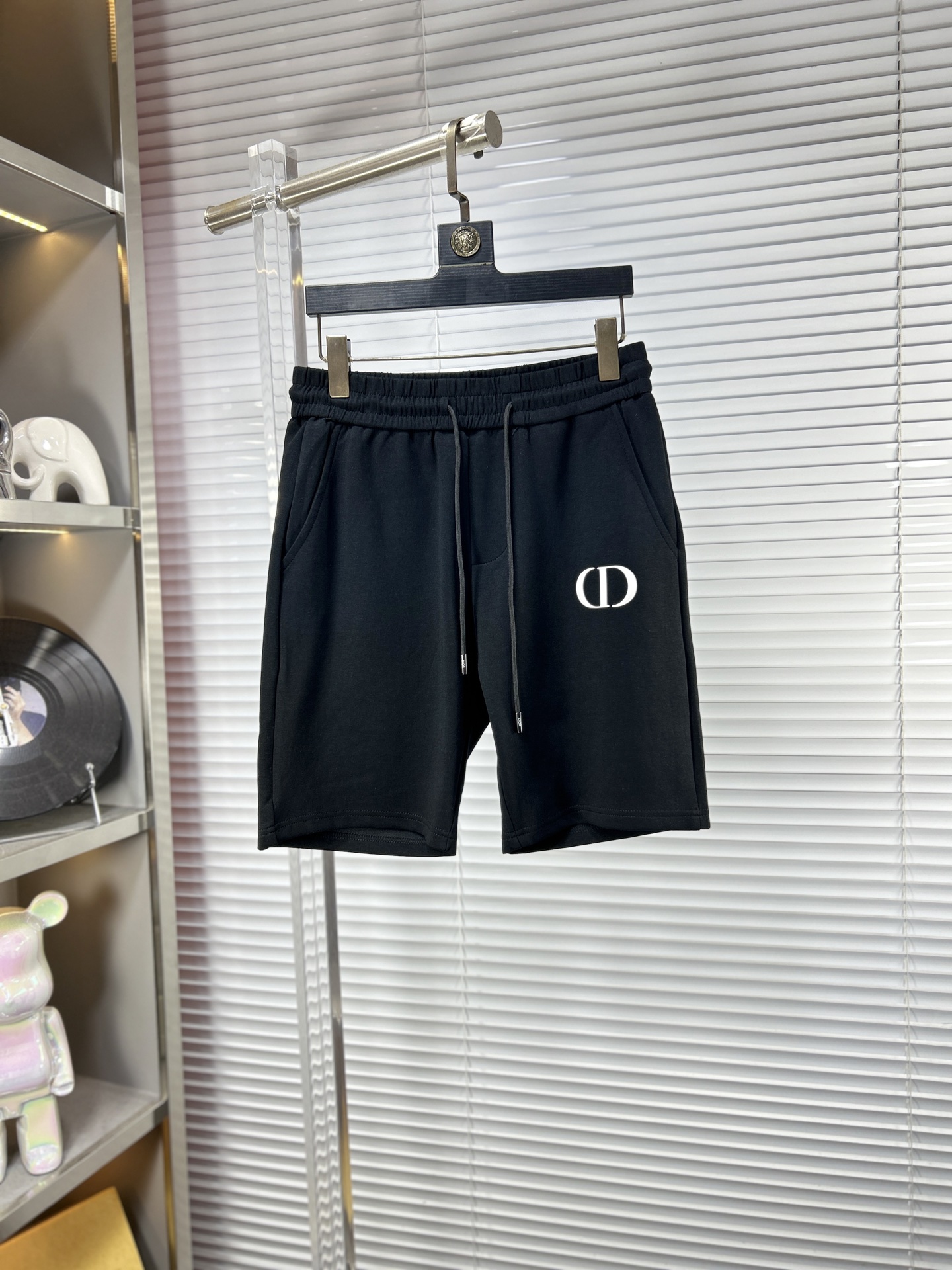 NO:918299,DIo* Dior ss26 early spring men's casual shorts are a versatile item. The elastic waist drawstring design has a soft feel and good shape retention. The low-elastic structure makes the pants just right and not easy to wrinkle!  Code number M-XXXL,,dior,dior,shorts,19860909DIo*迪奥 ss26早春男士休闲短裤,堪称百搭单品,弹性松紧腰边抽绳设计,手感柔软、保型性好、低弹丝的构造使裤身弹性恰到好处,并且不易起皱！码数M-XXXL,,dior,dior,shorts,,Men's clothing