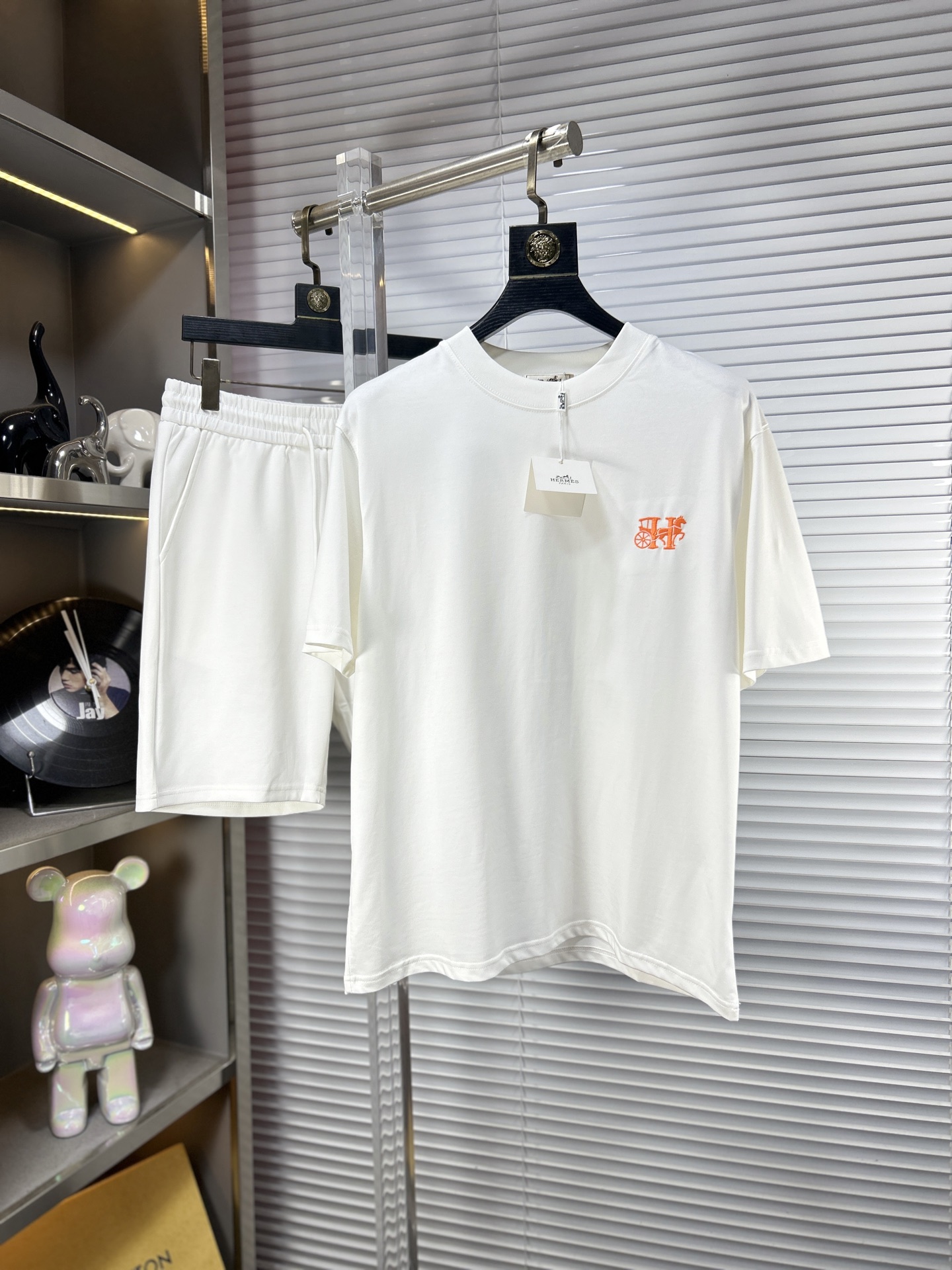 NO:914090,Herm* Hermès SS26 new casual suit for early spring. Order from trading company channel. Exclusive and limited sale of overseas products. Classic is eternal. It is absolutely worth buying!  No need to think about how to match it, just one set and it’s easy!  Customized fabrics are provided by customers, which are smooth to the touch, yet crisp and stylish, and the upper body is full of texture!  The overall design is simple and elegant without losing style. It has a strong sense of upper body and is definitely at the forefront of fashion. It is very comfortable to wear and the upper body is exquisite and vivid. It can be used in various occasions no matter when. Size M-XXXL,, hermes, hermes,19860909Herm*爱马仕 ss26早春新款休闲套装 贸易公司渠道订单,海外精品独家限定发售,经典即永恒,入手绝对值的！不用想怎么搭配,直接一套轻松搞定！客供定制面料,触感顺滑,却又挺括有型,上身质感十足！ 整体简洁大方而不失格调,上身感极强,绝对走在时尚最前端,穿着非常舒适,上身精致跃然,无论是什么时候都能胜任各种场合 尺码M-XXXL,,hermes,hermes,,Men's clothing
