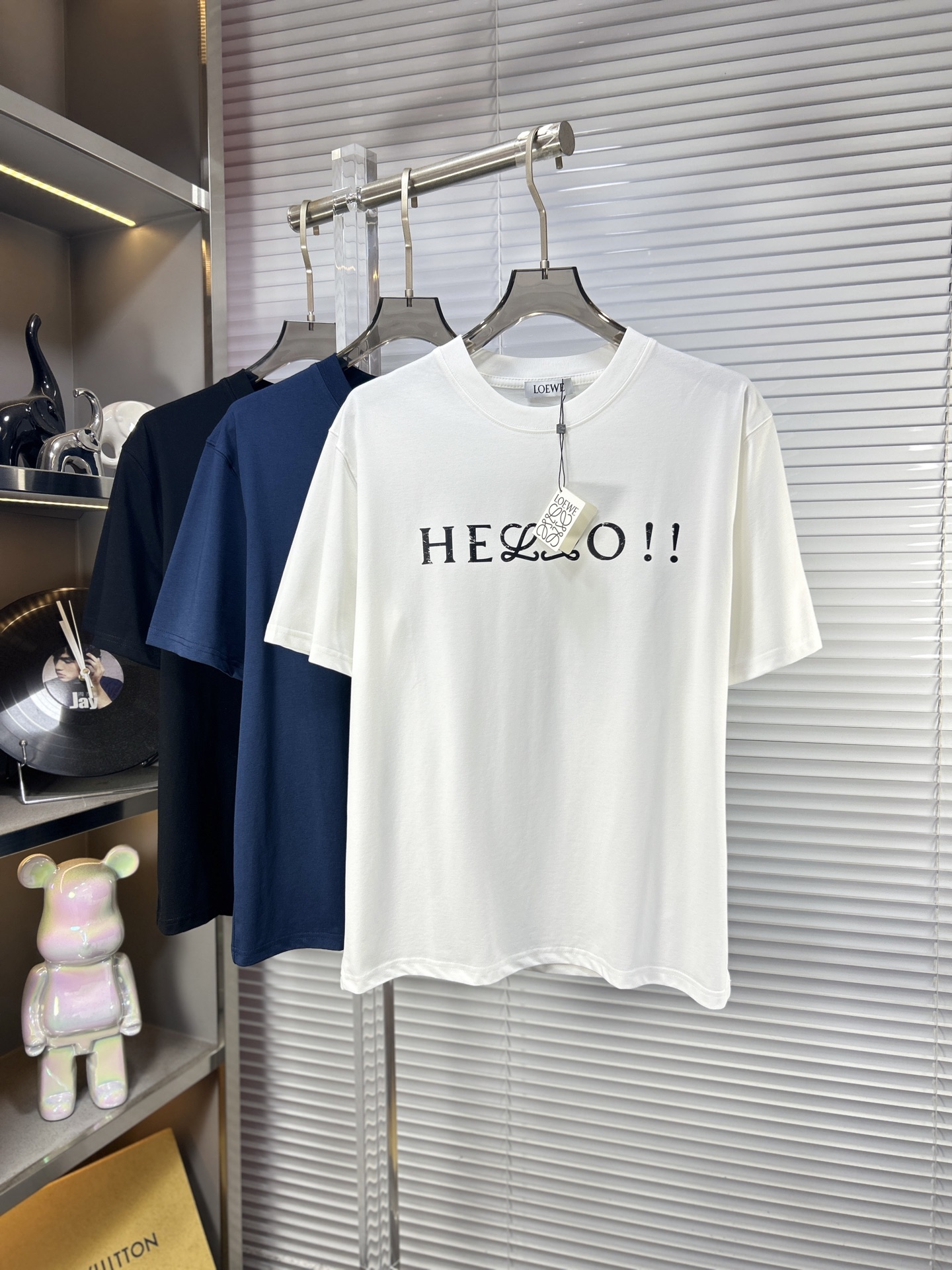 NO:938035,Loew* Loewe ss26 new early spring short-sleeved T-shirt, ice trend cotton series, soft and skin-friendly, official w1-1 gram weight 260, high version, top pattern logo, handsome and fashionable, simple and versatile. Not only crisp and trendy silhouette, but also comfortable to wear, more delicate yarn, code size M-XXXL,, loewe, loewe, T-shirt, tees, t-shirt,19860909Loew*罗意威 ss26早春新款短袖T恤,冰潮棉系列柔软亲肤 官w1-1克重260 高版本 顶级图案logo,帅气时尚,简约百搭款.不仅挺括,保持潮流的廓形,又穿着舒适,纱织更细腻 码数M-XXXL,,loewe,loewe,T-shirt,tees，t-shirt,,Men's clothing