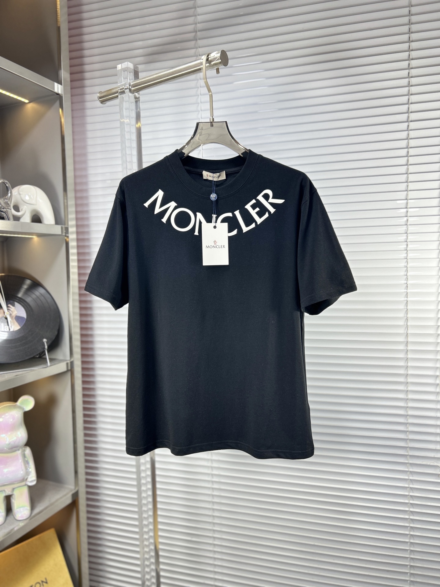 NO:949864,MOnc* Mouth Mouth ss26 new short-sleeved T-shirt in early spring, ice tide cotton series, soft and skin-friendly, official w1-1 gram weight 260, high version, top pattern logo, handsome and fashionable, simple and versatile. Not only crisp and trendy silhouette, but also comfortable to wear, more delicate yarn, code size M-XXXL,, Moncler, T-shirt, tees, t-shirt,19860909MOnc*蒙口 ss26早春新款短袖T恤,冰潮棉系列柔软亲肤 官w1-1克重260 高版本 顶级图案logo,帅气时尚,简约百搭款.不仅挺括,保持潮流的廓形,又穿着舒适,纱织更细腻 码数M-XXXL,,Moncler,T-shirt,tees，t-shirt,,Men's clothing