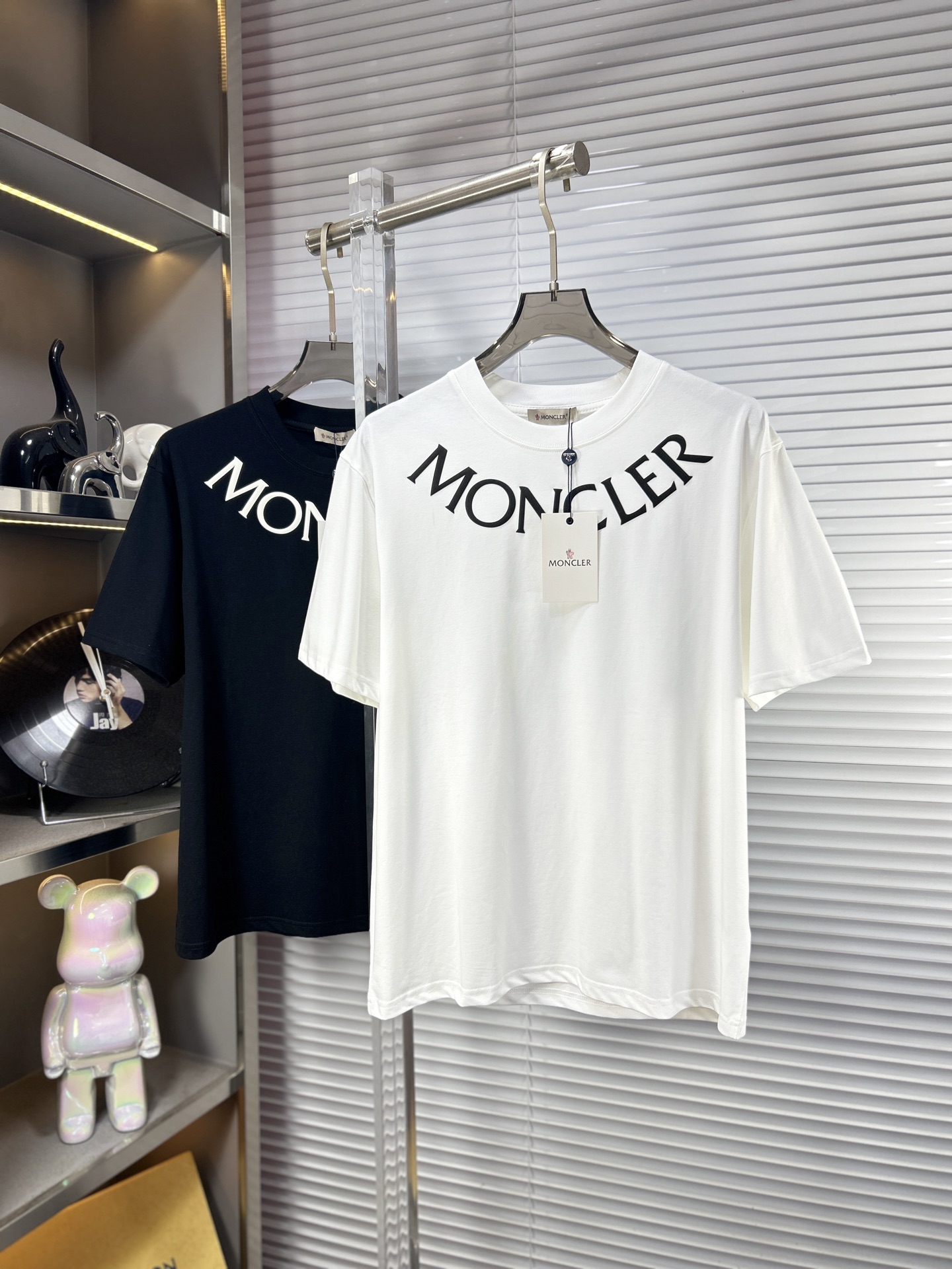 NO:938038,MOnc* Mouth Mouth ss26 new short-sleeved T-shirt in early spring, ice tide cotton series, soft and skin-friendly, official w1-1 gram weight 260, high version, top pattern logo, handsome and fashionable, simple and versatile. Not only crisp and trendy silhouette, but also comfortable to wear, the yarn is more delicate. Size M-XXXL, Moncler, T-shirt, tees, t-shirt,19860909MOnc*蒙口 ss26早春新款短袖T恤,冰潮棉系列柔软亲肤 官w1-1克重260 高版本 顶级图案logo,帅气时尚,简约百搭款.不仅挺括,保持潮流的廓形,又穿着舒适,纱织更细腻 码数M-XXXL,,Moncler,T-shirt,tees，t-shirt,,Men's clothing