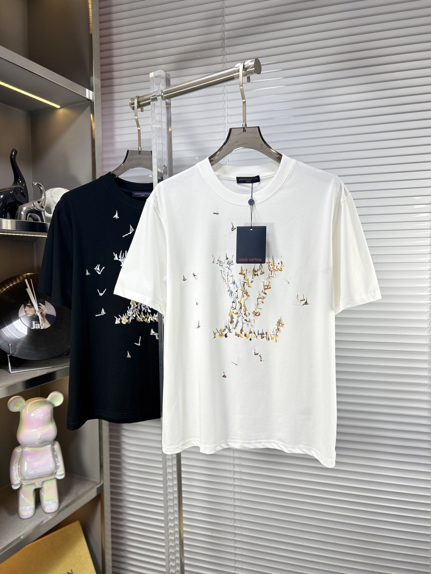 NO:938061,LV*Louis ss26 early spring new short-sleeved T-shirt, ice tide cotton series, soft and skin-friendly, official w1-1 gram weight 260, high version, top pattern logo, handsome and fashionable, simple and versatile. Not only crisp and trendy silhouette, but also comfortable to wear, more delicate yarn, code size M-XXXL, louis vuitton, louis vuitton, T-shirt, tees, t-shirt,19860909LV*路易 ss26早春新款短袖T恤,冰潮棉系列柔软亲肤 官w1-1克重260 高版本 顶级图案logo,帅气时尚,简约百搭款.不仅挺括,保持潮流的廓形,又穿着舒适,纱织更细腻 码数M-XXXL,,louis vuitton,louis vuitton,T-shirt,tees，t-shirt,,Men's clothing