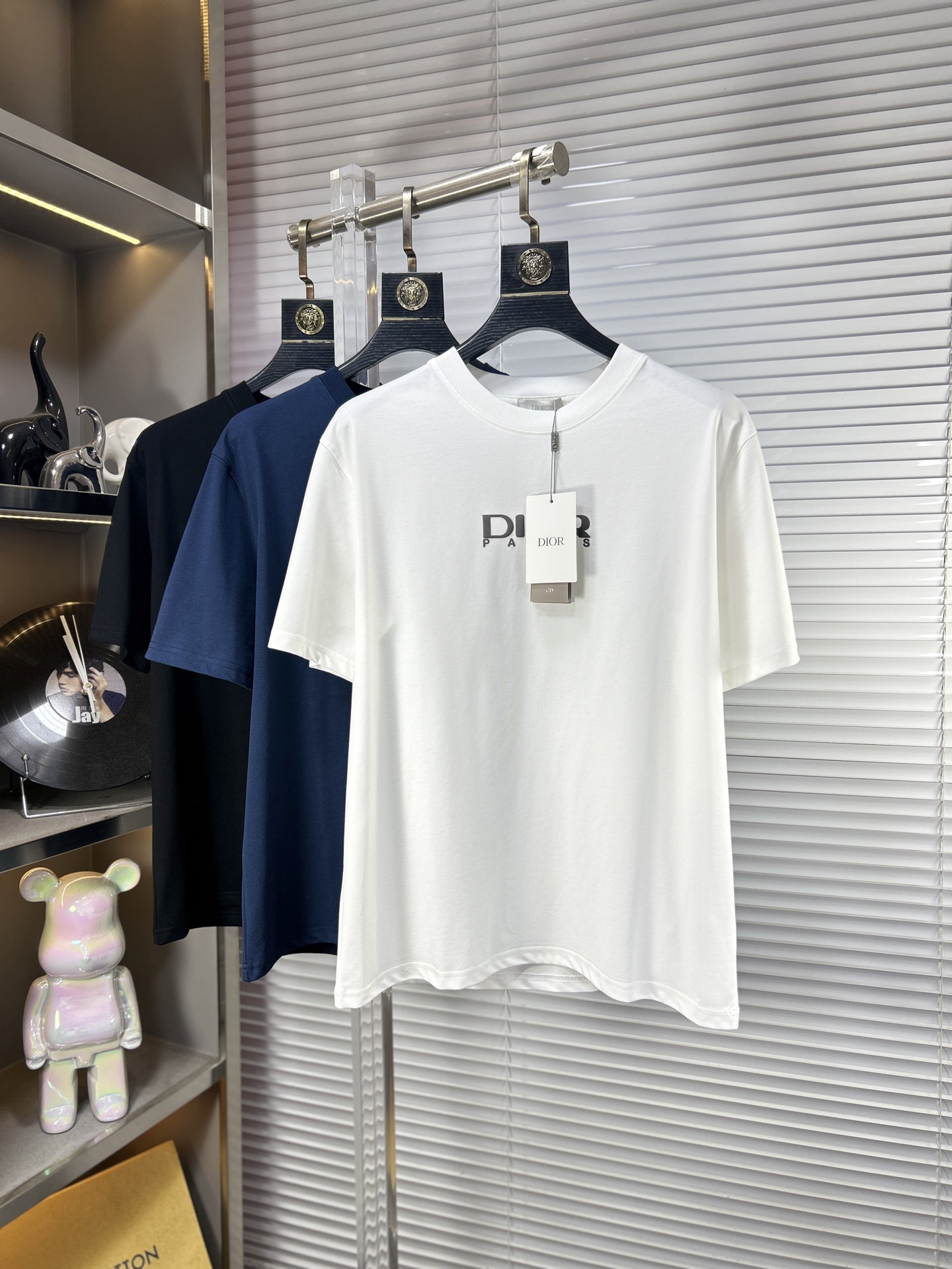 NO:938041,DIo*Dior ss26 new short-sleeved T-shirt in early spring, ice tide cotton series, soft and skin-friendly, official w1-1, weight 260, high version, top pattern logo, handsome and fashionable, simple and versatile. Not only crisp and trendy silhouette, but also comfortable to wear, more delicate yarn, code size M-XXXL,, dior, dior, T-shirt, tees, t-shirt,19860909DIo*迪奥 ss26早春新款短袖T恤,冰潮棉系列柔软亲肤 官w1-1克重260 高版本 顶级图案logo,帅气时尚,简约百搭款.不仅挺括,保持潮流的廓形,又穿着舒适,纱织更细腻 码数M-XXXL,,dior,dior,T-shirt,tees，t-shirt,,Men's clothing