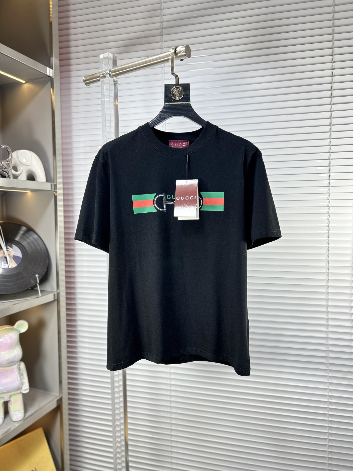 NO:949854,Gucc* Gucci ss26 new short-sleeved T-shirt in early spring, ice trend cotton series, soft and skin-friendly, official w1-1 gram weight 260, high version, top pattern logo, handsome and fashionable, simple and versatile. Not only crisp and trendy silhouette, but also comfortable to wear, more delicate yarn, code size M-XXXL,, gucci, T-shirt, tees, t-shirt,19860909Gucc*古奇 ss26早春新款短袖T恤,冰潮棉系列柔软亲肤 官w1-1克重260 高版本 顶级图案logo,帅气时尚,简约百搭款.不仅挺括,保持潮流的廓形,又穿着舒适,纱织更细腻 码数M-XXXL,,gucci,T-shirt,tees，t-shirt,,Men's clothing