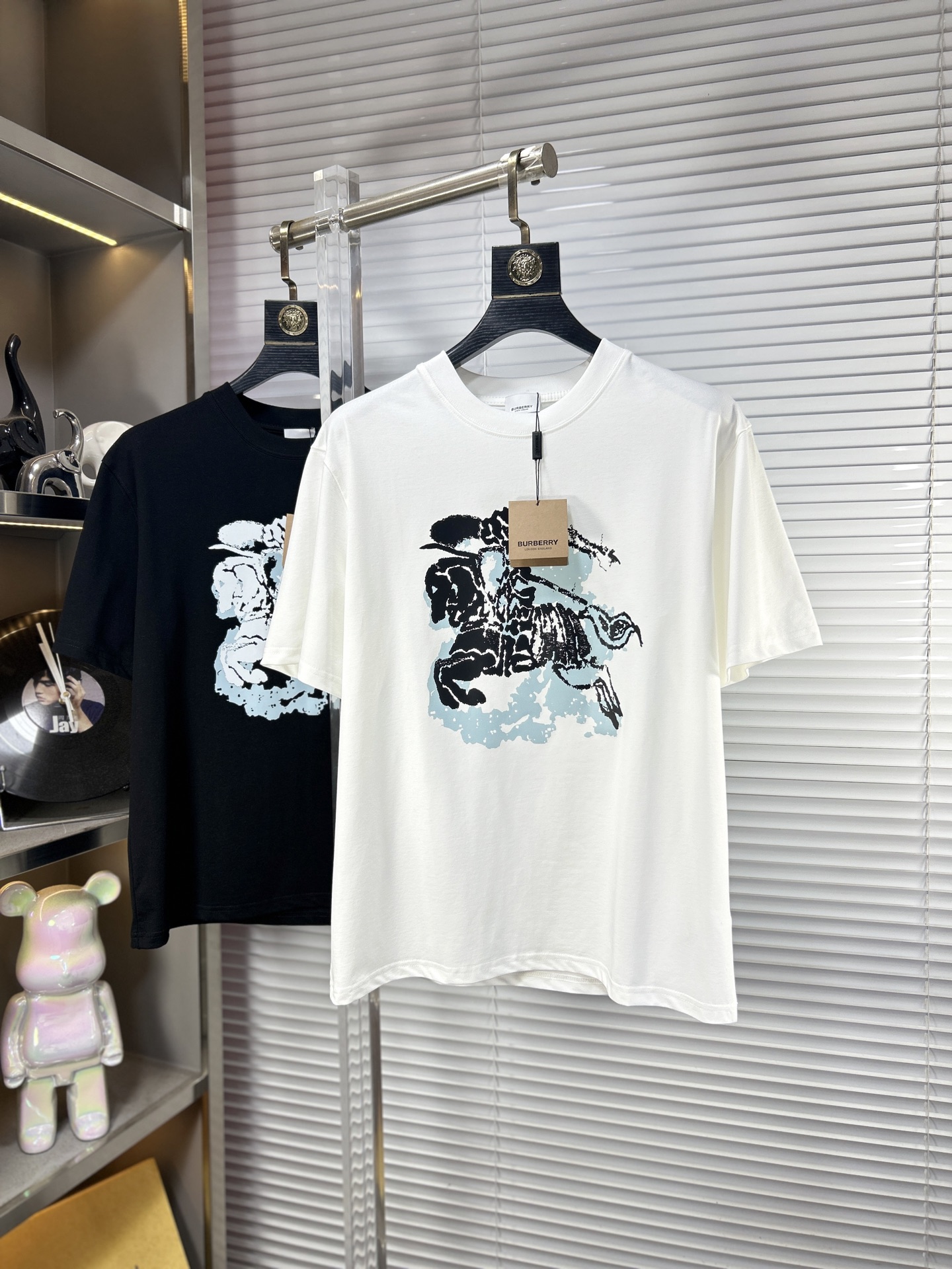 NO:938044,BBR* Burberry ss26 new early spring short-sleeved T-shirt, ice trend cotton series, soft and skin-friendly, official w1-1 gram weight 260, high version, top pattern logo, handsome and fashionable, simple and versatile. Not only crisp and trendy silhouette, but also comfortable to wear, more delicate yarn, code size M-XXXL,, burberry, T-shirt, tees, t-shirt,19860909BBR*巴宝莉 ss26早春新款短袖T恤,冰潮棉系列柔软亲肤 官w1-1克重260 高版本 顶级图案logo,帅气时尚,简约百搭款.不仅挺括,保持潮流的廓形,又穿着舒适,纱织更细腻 码数M-XXXL,,burberry,T-shirt,tees，t-shirt,,Men's clothing