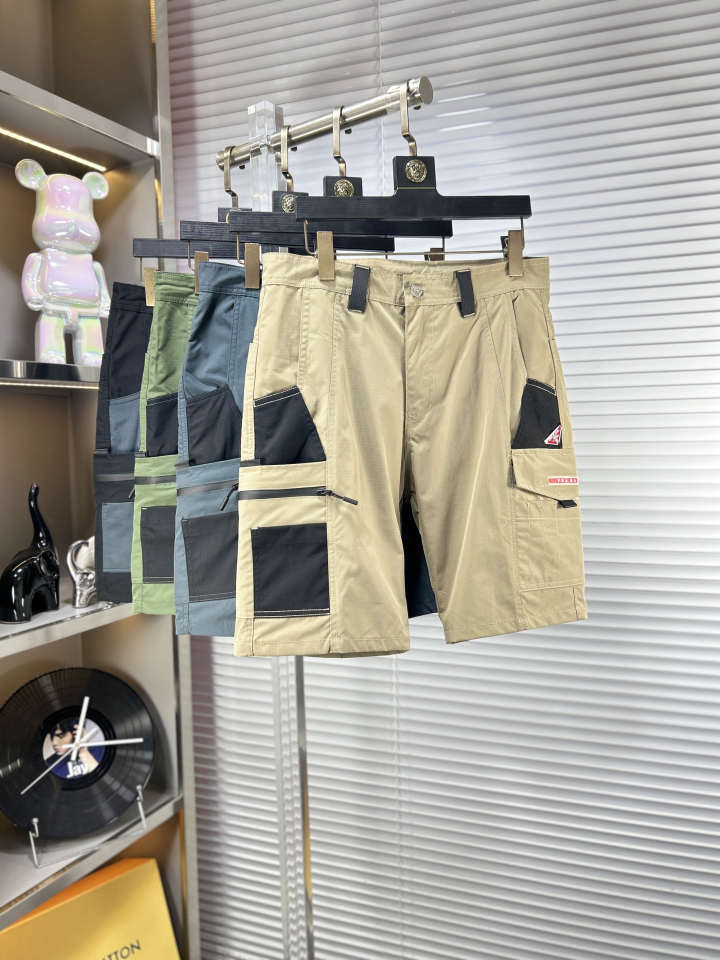NO:865112,Prad* SS26 early spring and summer men's casual shorts are a versatile item. The elastic waist drawstring design has a soft feel and good shape retention. The low-elastic structure makes the pants just right and not easy to wrinkle!  m size M-XXXL,,prada,prada,shorts,19860909Prad*普拉达 ss26早春夏款男士休闲短裤,堪称百搭单品,弹性松紧腰边抽绳设计,手感柔软、保型性好、低弹丝的构造使裤身弹性恰到好处,并且不易起皱！m码数M-XXXL,,prada,prada,shorts,,Men's clothing