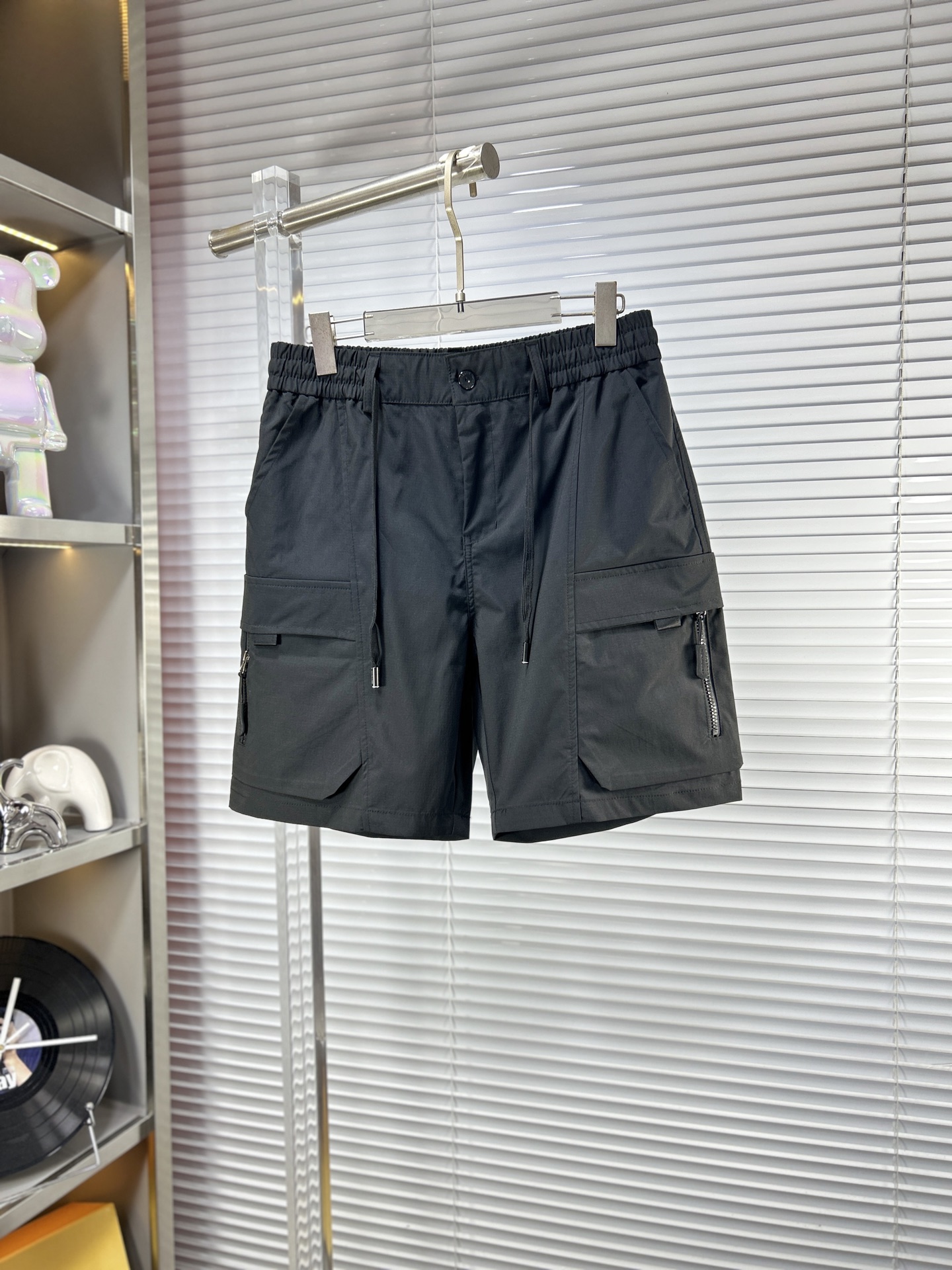 NO:913335,,, BBR* Burberry ss26 early spring and summer men's casual shorts are a versatile item. The elastic waist drawstring design has a soft feel, good shape retention, and a low-elastic structure that makes the trousers just right in elasticity and not easy to wrinkle!  m size M-XXXL,,burberry,shorts,19860909,, BBR*巴宝莉 ss26早春夏款男士休闲短裤,堪称百搭单品,弹性松紧腰边抽绳设计,手感柔软、保型性好、低弹丝的构造使裤身弹性恰到好处,并且不易起皱！m码数M-XXXL,,burberry,shorts,,Men's clothing