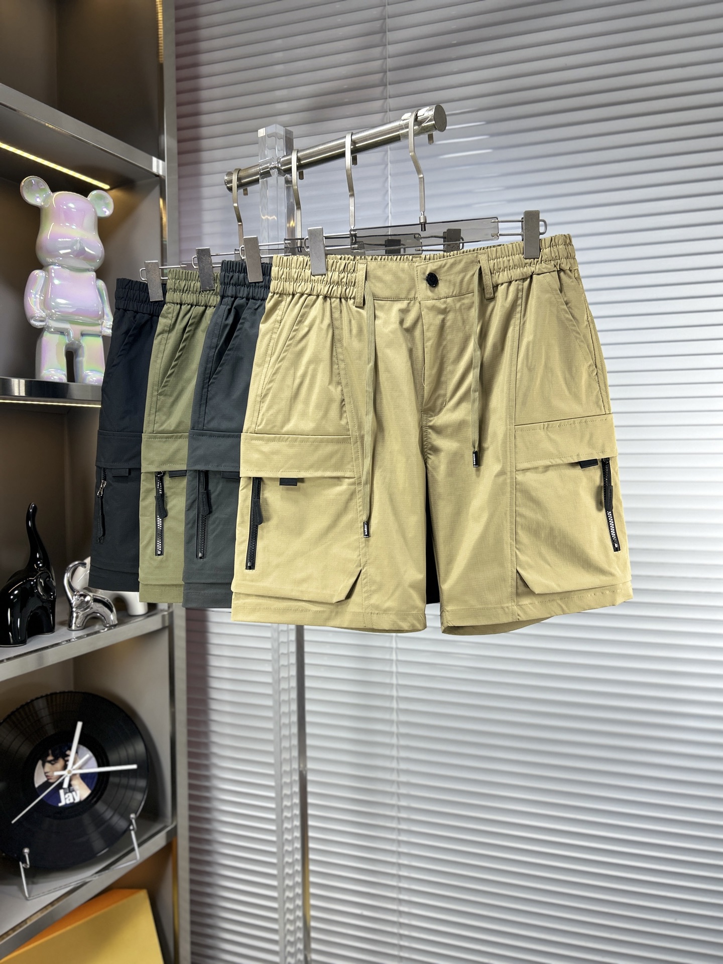 NO:865121,BBR*Burberry ss26 men's casual shorts for early spring and summer are a versatile item. The elastic waistband design has a soft feel and good shape retention. The low-elastic structure makes the pants just right and not easy to wrinkle!  m size M-XXXL,,burberry,shorts,19860909BBR*巴宝莉 ss26早春夏款男士休闲短裤,堪称百搭单品,弹性松紧腰边抽绳设计,手感柔软、保型性好、低弹丝的构造使裤身弹性恰到好处,并且不易起皱！m码数M-XXXL,,burberry,shorts,,Men's clothing