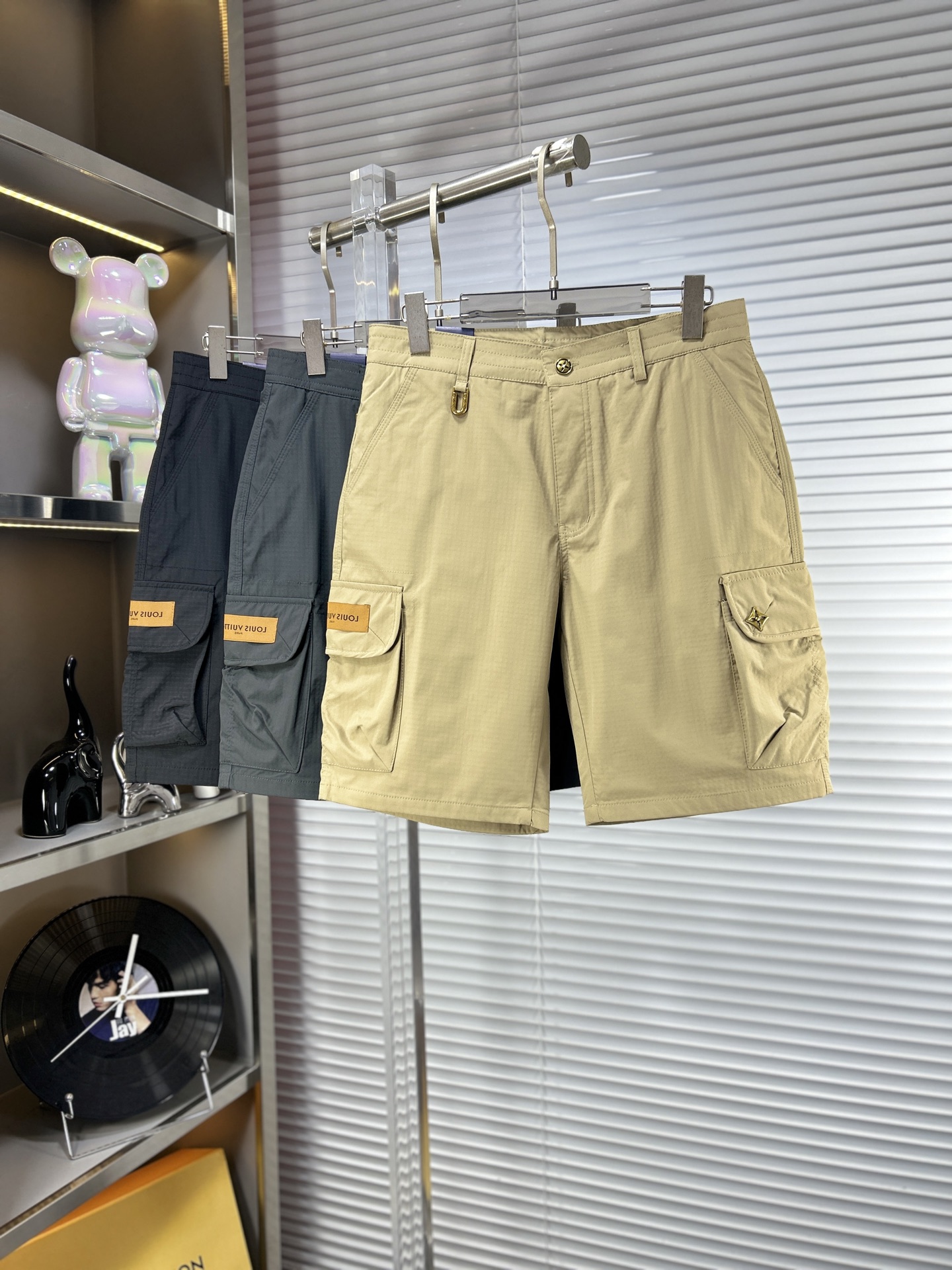NO:865132,LV*Louis SS26 early spring and summer men's casual shorts are a versatile item. The elastic waist drawstring design has a soft feel and good shape retention. The low-elastic structure makes the pants just right and not easy to wrinkle!  m size M-XXXL,,louis vuitton,louis vuitton,shorts,19860909LV*路易 ss26早春夏款男士休闲短裤,堪称百搭单品,弹性松紧腰边抽绳设计,手感柔软、保型性好、低弹丝的构造使裤身弹性恰到好处,并且不易起皱！m码数M-XXXL,,louis vuitton,louis vuitton,shorts,,Men's clothing