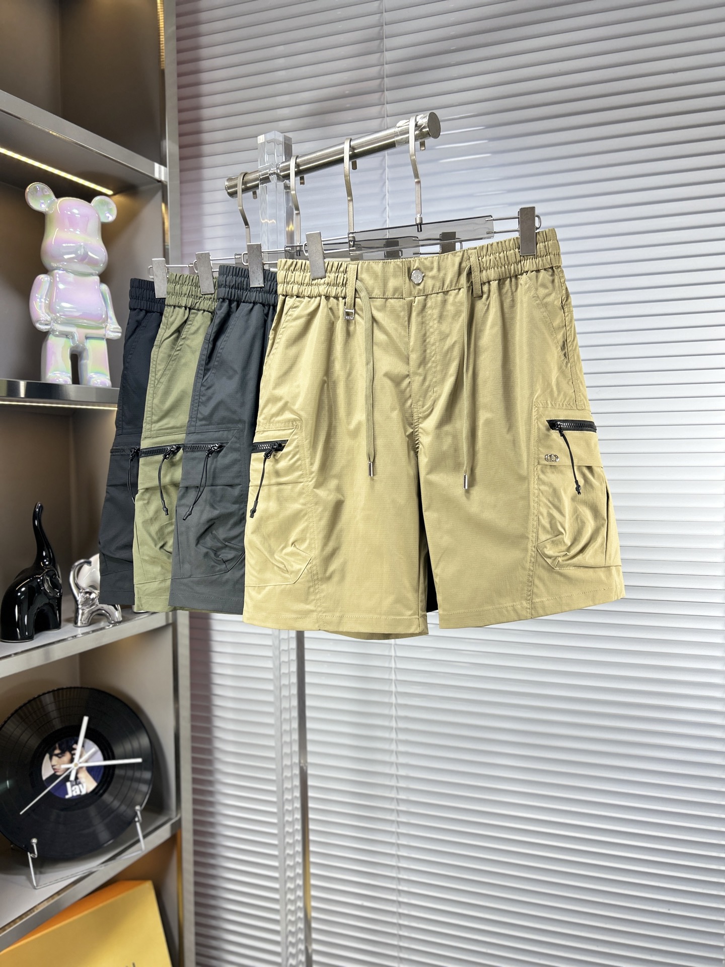 NO:865142,DIo* Dior ss26 men's casual shorts for early spring and summer are a versatile item. The elastic waist drawstring design has a soft feel and good shape retention. The low-elastic structure makes the pants just right and not easy to wrinkle!  m size M-XXXL,,dior,dior,shorts,19860909DIo*迪奥 ss26早春夏款男士休闲短裤,堪称百搭单品,弹性松紧腰边抽绳设计,手感柔软、保型性好、低弹丝的构造使裤身弹性恰到好处,并且不易起皱！m码数M-XXXL,,dior,dior,shorts,,Men's clothing