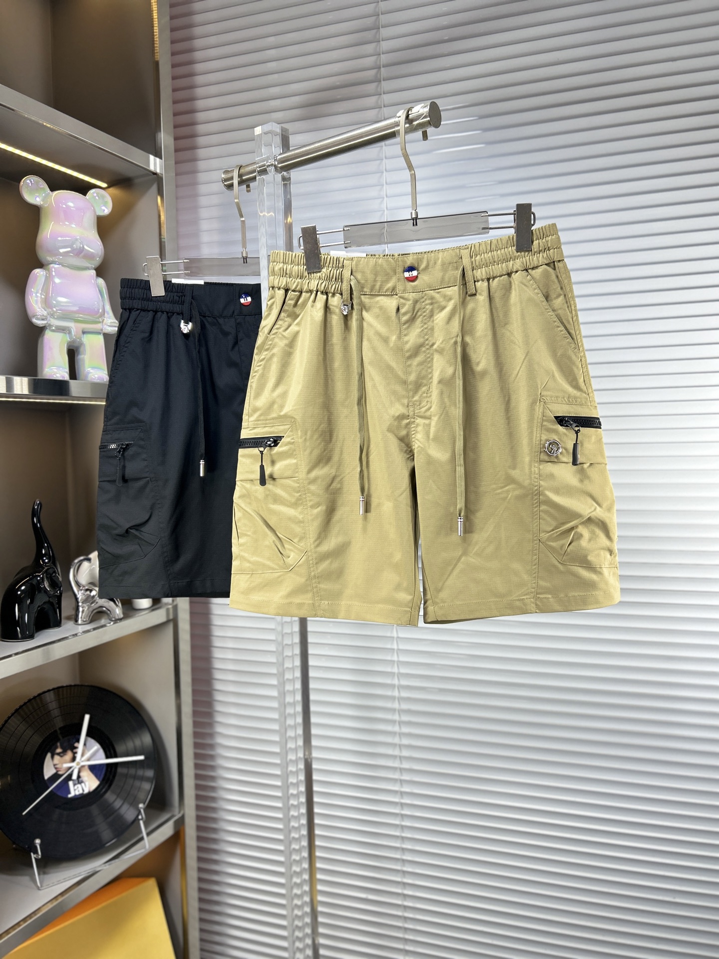 NO:865152,TB*Tom ss26 early spring and summer men's casual shorts are a versatile item. The elastic waist drawstring design has a soft feel and good shape retention. The low elastic structure makes the pants just right and not easy to wrinkle!  m code number M-XXXL,,shorts,19860909TB*汤姆 ss26早春夏款男士休闲短裤,堪称百搭单品,弹性松紧腰边抽绳设计,手感柔软、保型性好、低弹丝的构造使裤身弹性恰到好处,并且不易起皱！m码数M-XXXL,,shorts,,Men's clothing