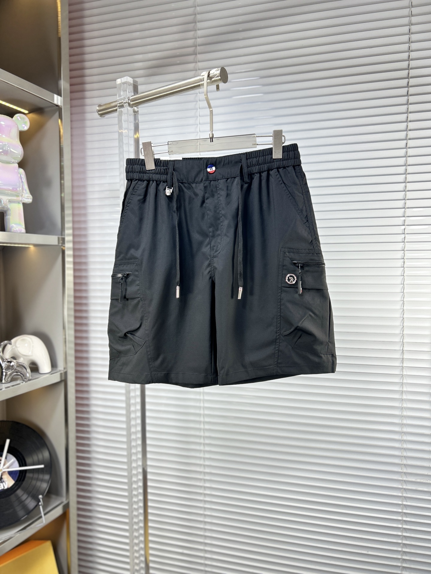 NO:913332,,, TB*Tom ss26 early spring and summer men's casual shorts are a versatile item. The elastic waist drawstring design has a soft feel and good shape retention. The low-elastic structure makes the pants just right and not easy to wrinkle!  m code number M-XXXL,,shorts,19860909,, TB*汤姆 ss26早春夏款男士休闲短裤,堪称百搭单品,弹性松紧腰边抽绳设计,手感柔软、保型性好、低弹丝的构造使裤身弹性恰到好处,并且不易起皱！m码数M-XXXL,,shorts,,Men's clothing
