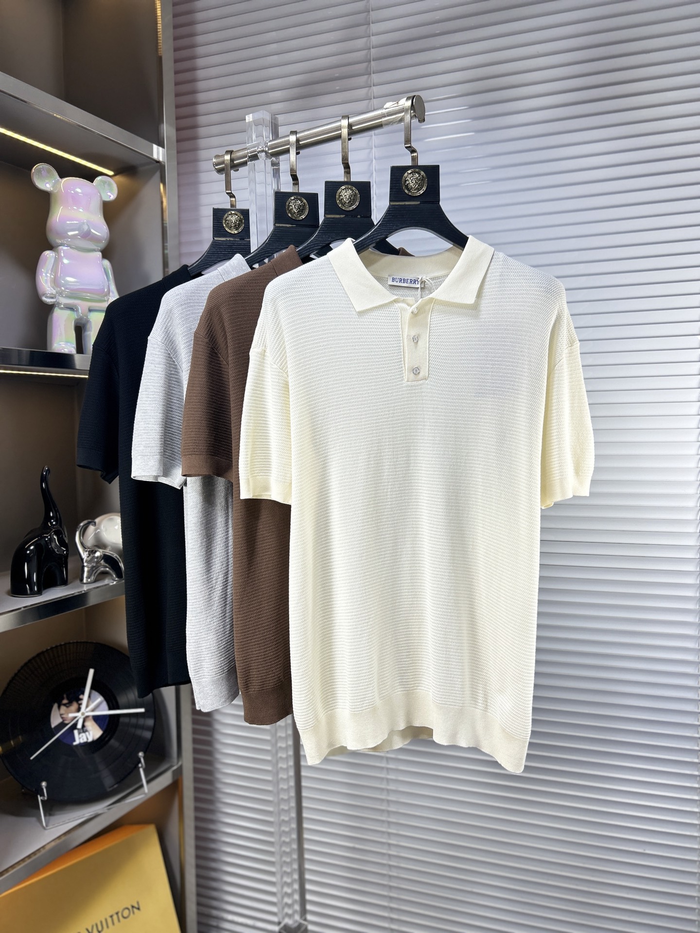 NO:905848,BBR* Burberry ss26 early spring and summer knitted sweater Polo short-sleeved, the latest fashion model on the official website, synchronized with the official website, customized Yilite fabric at the counter!  Comfortable against the skin, durable and easy to wear, meticulous original craftsmanship, a must-have item for handsome men, exquisite craftsmanship. Sizes M-XXL, burberry, sweaters, T-shirt,19860909BBR*巴宝莉 ss26早春夏款针织毛衣Polo短袖,官网最新时尚款,官网同步,专柜定制伊力特面料！贴肤舒适,耐看又好穿,原厂工艺一丝不苟,型男必备单品,工艺精湛 尺码M-XXL,,burberry,sweaters,T-shirt,,Men's clothing