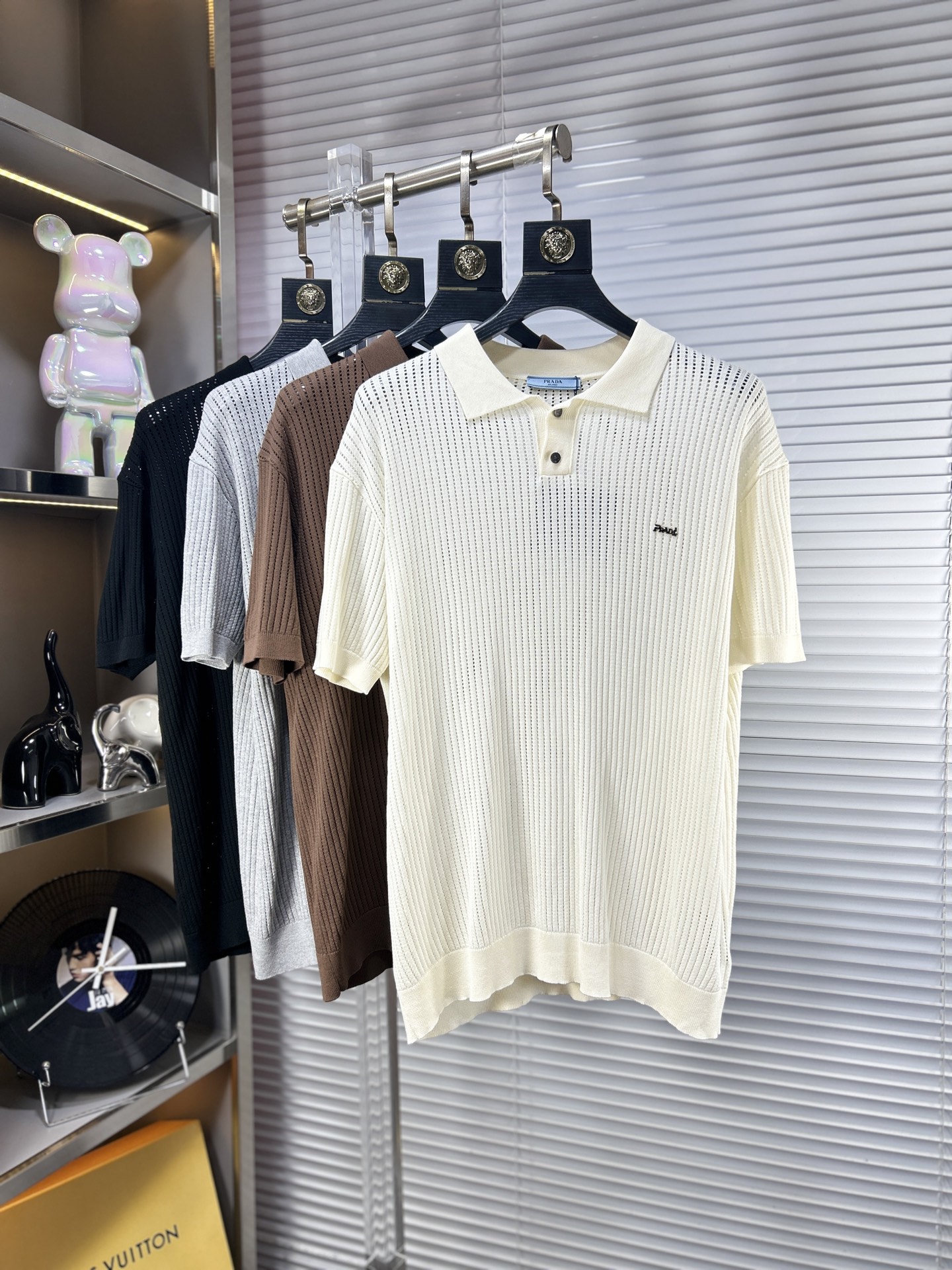 NO:905856,Prad*Prada ss26 early spring and summer knitted sweater Polo short-sleeved, the latest fashion model on the official website, synchronized with the official website, customized Yilite fabric at the counter!  Comfortable against the skin, durable and easy to wear, meticulous original craftsmanship, a must-have item for handsome men, exquisite craftsmanship. Sizes M-XXL, prada, prada, sweaters, T-shirt,19860909Prad*普拉达 ss26早春夏款针织毛衣Polo短袖,官网最新时尚款,官网同步,专柜定制伊力特面料！贴肤舒适,耐看又好穿,原厂工艺一丝不苟,型男必备单品,工艺精湛 尺码M-XXL,,prada,prada,sweaters,T-shirt,,Men's clothing