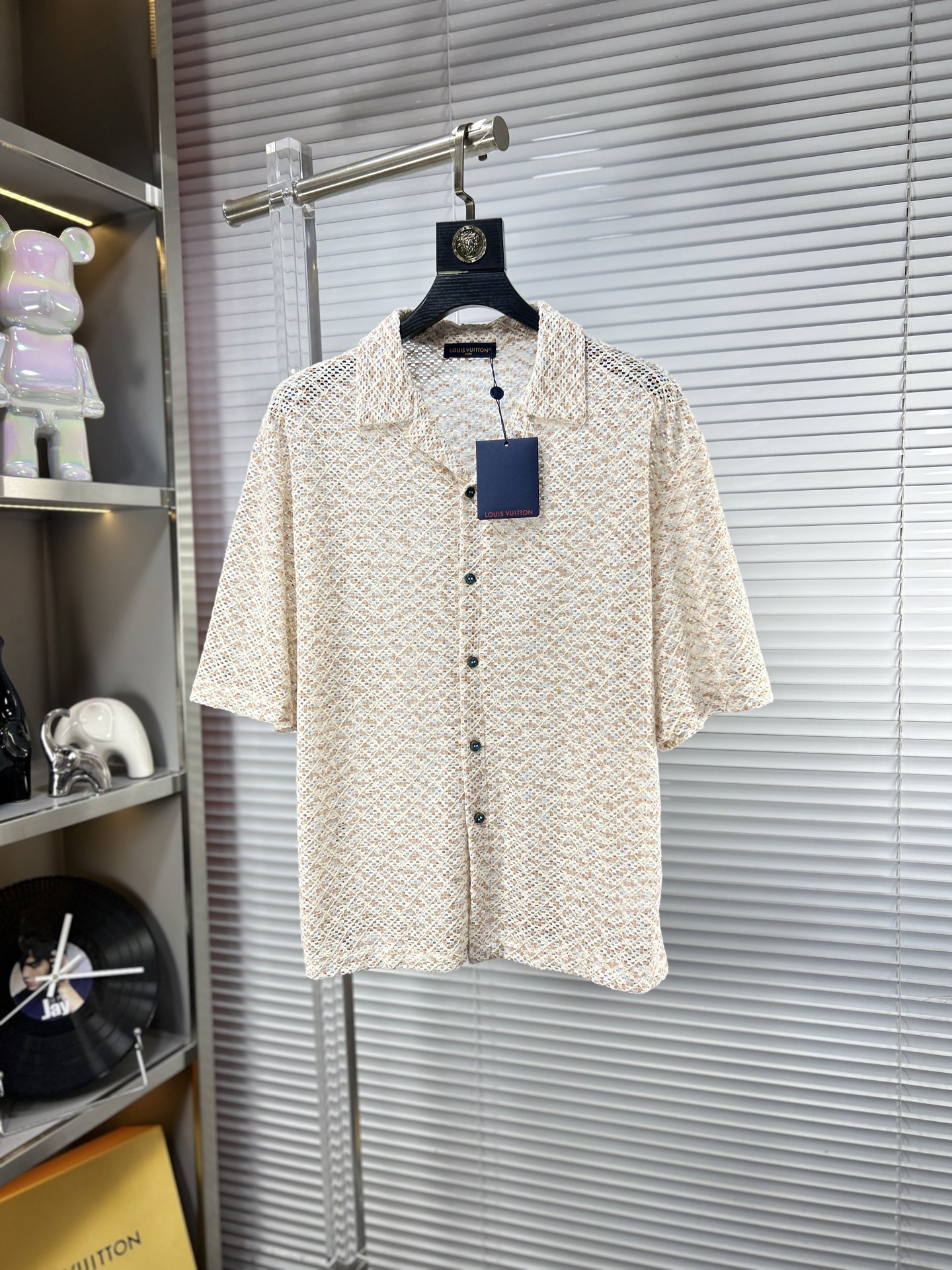 NO:918827,LV*Louis ss26 early spring new hollow shirt jacket, counter-customized fabric, highly breathable and comfortable, exquisitely crafted, impeccable detail processing, brand element design concept, reflecting high quality. It feels delicate and soft!  It presents a casual cut and the upper body shape is awesome!  Size M-XXL,,louis vuitton,louis vuitton,jackets & coats,shirts,19860909LV*路易 ss26早春新款镂空衬衫外套 专柜定制面料 透气舒适度高,精工制作,细节处理完美无可挑剔,品牌元素设计理念,体现高品质.手感细腻柔软！呈现休闲裁剪,上身版型超赞！码数M-XXL,,louis vuitton,louis vuitton,jackets & coats,shirts,,Men's clothing