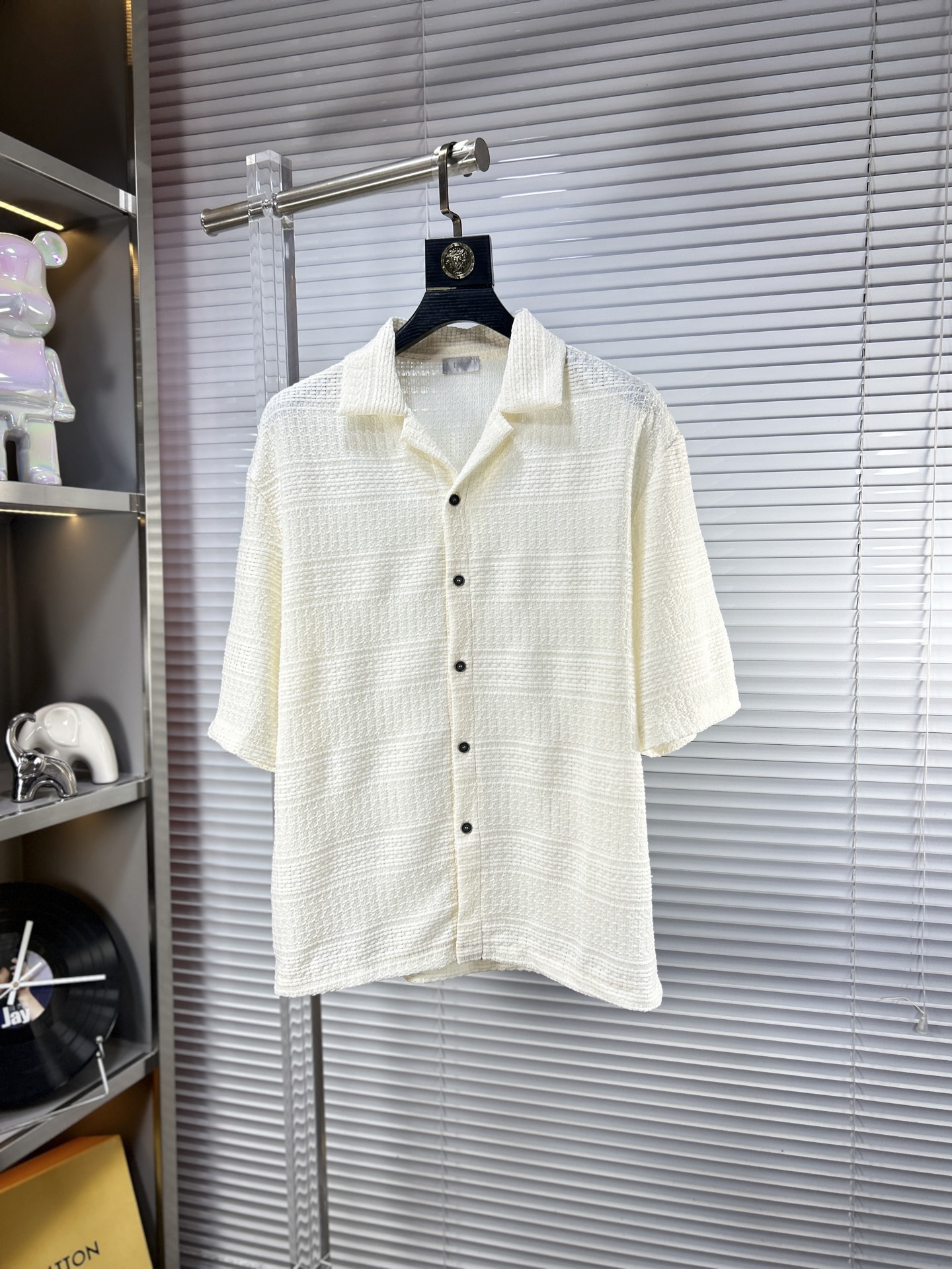 NO:918824,DIo* Dior ss26 early spring new hollow shirt jacket, counter-customized fabric, highly breathable and comfortable, exquisitely crafted, with impeccable detail processing, brand element design concept, reflecting high quality. It feels delicate and soft!  It presents a casual cut and the upper body shape is awesome!  Size M-XXL,,dior,dior,jackets & coats,shirts,19860909DIo*迪奥 ss26早春新款镂空衬衫外套 专柜定制面料 透气舒适度高,精工制作,细节处理完美无可挑剔,品牌元素设计理念,体现高品质.手感细腻柔软！呈现休闲裁剪,上身版型超赞！码数M-XXL,,dior,dior,jackets & coats,shirts,,Men's clothing