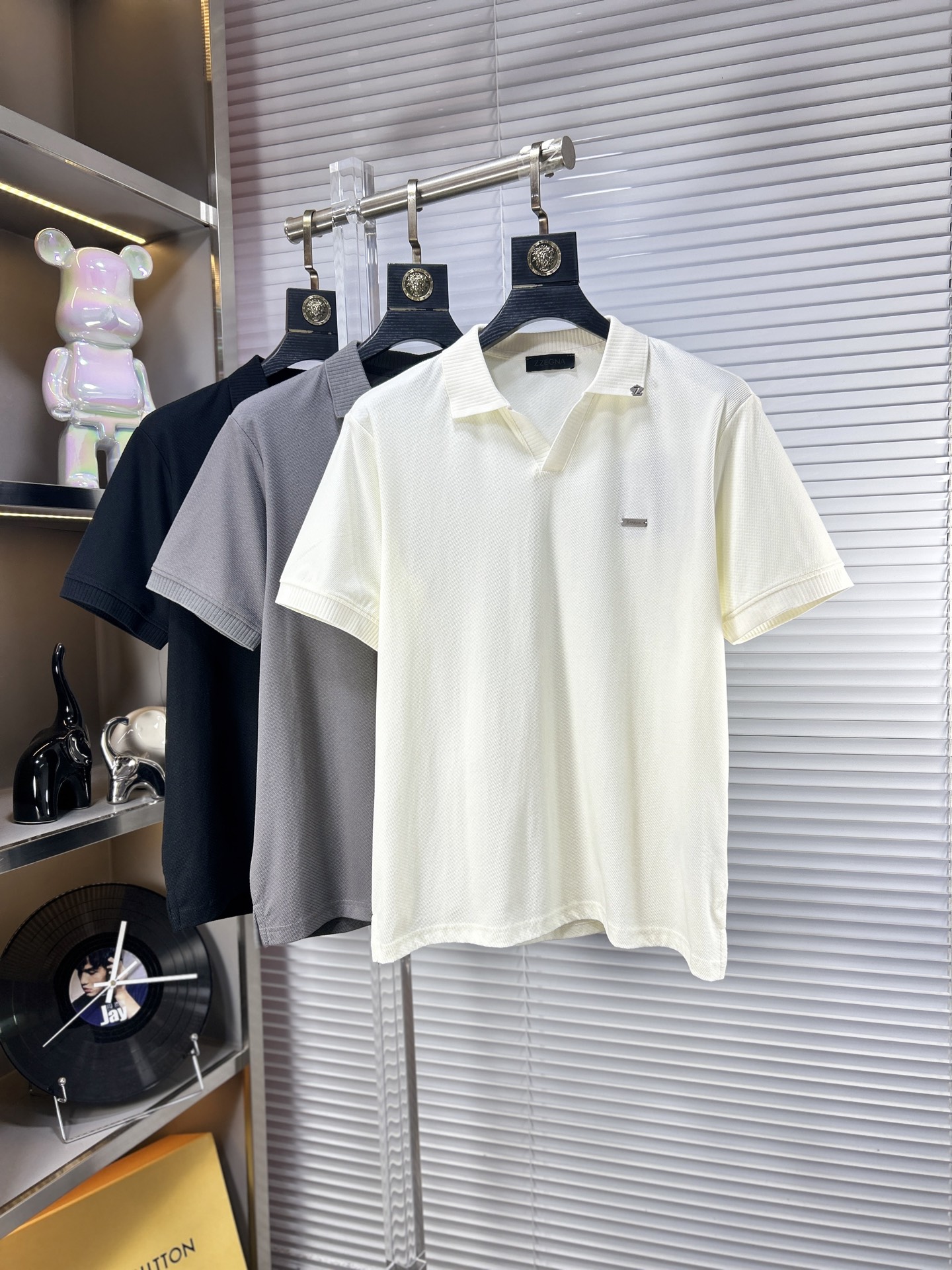 NO:905785,zZ* Zegna ss26 early spring and summer knitted sweater Polo short-sleeved, the latest fashion model on the official website, synchronized with the official website, customized Yilite fabric at the counter!  Comfortable against the skin, durable and easy to wear, meticulous original craftsmanship, a must-have item for handsome men, exquisite craftsmanship. Sizes M-XXL,,zegna,sweaters,T-shirt,19860909zZ*杰尼亚 ss26早春夏款针织毛衣Polo短袖,官网最新时尚款,官网同步,专柜定制伊力特面料！贴肤舒适,耐看又好穿,原厂工艺一丝不苟,型男必备单品,工艺精湛 尺码M-XXL,,zegna,sweaters,T-shirt,,Men's clothing