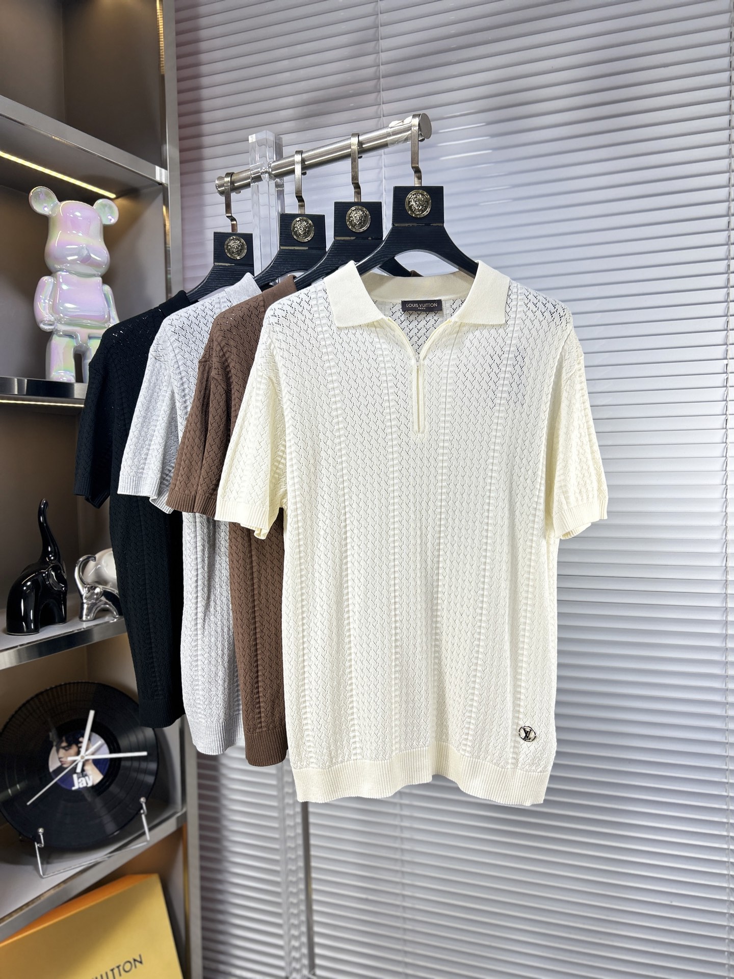NO:905793,LV*Louis ss26 early spring and summer knitted sweater Polo short-sleeved, the latest fashion model on the official website, synchronized with the official website, customized Yilite fabric at the counter!  Comfortable against the skin, durable and easy to wear, meticulous original craftsmanship, a must-have item for handsome men, exquisite craftsmanship. Sizes M-XXL,, louis vuitton, louis vuitton, sweaters, T-shirt,19860909LV*路易 ss26早春夏款针织毛衣Polo短袖,官网最新时尚款,官网同步,专柜定制伊力特面料！贴肤舒适,耐看又好穿,原厂工艺一丝不苟,型男必备单品,工艺精湛 尺码M-XXL,,louis vuitton,louis vuitton,sweaters,T-shirt,,Men's clothing