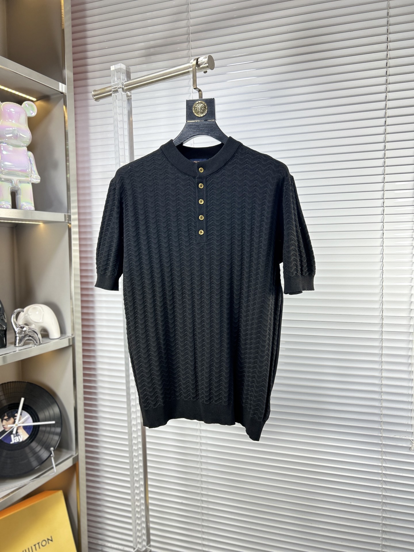 NO:918833,LV*Louis ss26 early spring and summer knitted sweater Polo short-sleeved, the latest fashion model on the official website, synchronized with the official website, customized Yilite fabric at the counter!  Comfortable against the skin, durable and easy to wear, meticulous original craftsmanship, a must-have item for handsome men, exquisite craftsmanship. Sizes M-4XL,, louis vuitton, louis vuitton, sweaters, T-shirt,19860909LV*路易 ss26早春夏款针织毛衣Polo短袖,官网最新时尚款,官网同步,专柜定制伊力特面料！贴肤舒适,耐看又好穿,原厂工艺一丝不苟,型男必备单品,工艺精湛 尺码M-4XL,,louis vuitton,louis vuitton,sweaters,T-shirt,,Men's clothing
