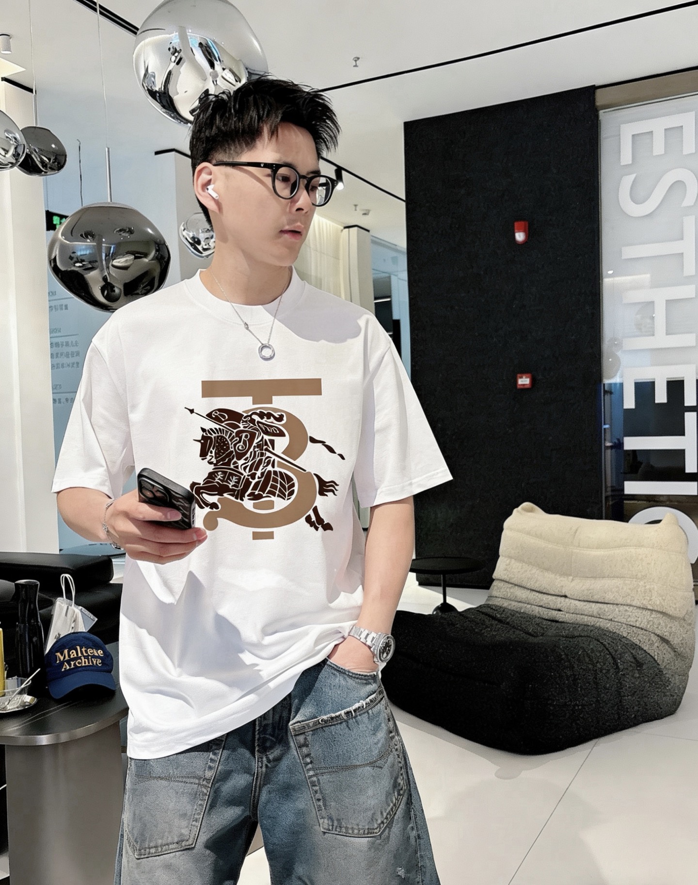 NO:913702,BBR* Burberry ss26 early spring and summer short-sleeved T-shirt, ice tide cotton series, soft and skin-friendly, official w1-1 gram weight 260, high version, top pattern logo, handsome and fashionable, simple and versatile. Not only crisp and trendy silhouette, but also comfortable to wear, more delicate yarn, code size M-XXXL,, burberry, T-shirt, tees, t-shirt,19860909BBR*巴宝莉 ss26早春夏款短袖T恤,冰潮棉系列柔软亲肤 官w1-1克重260 高版本 顶级图案logo,帅气时尚,简约百搭款.不仅挺括,保持潮流的廓形,又穿着舒适,纱织更细腻 码数M-XXXL,,burberry,T-shirt,tees，t-shirt,,Men's clothing