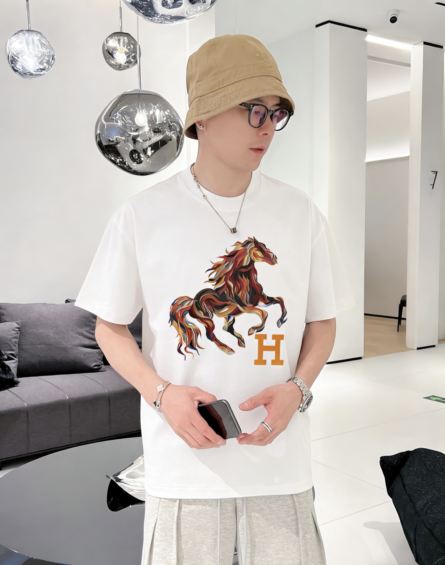 NO:913706,Herm*Hermès ss26 early spring and summer short-sleeved T-shirt, ice tide cotton series, soft and skin-friendly, official w1-1 gram weight 260, high version, top pattern logo, handsome and fashionable, simple and versatile. Not only crisp and trendy silhouette, but also comfortable to wear, more delicate yarn, code size M-XXXL,,hermes,hermes,T-shirt,tees,t-shirt,19860909Herm*爱马仕 ss26早春夏款短袖T恤,冰潮棉系列柔软亲肤 官w1-1克重260 高版本 顶级图案logo,帅气时尚,简约百搭款.不仅挺括,保持潮流的廓形,又穿着舒适,纱织更细腻 码数M-XXXL,,hermes,hermes,T-shirt,tees，t-shirt,,Men's clothing
