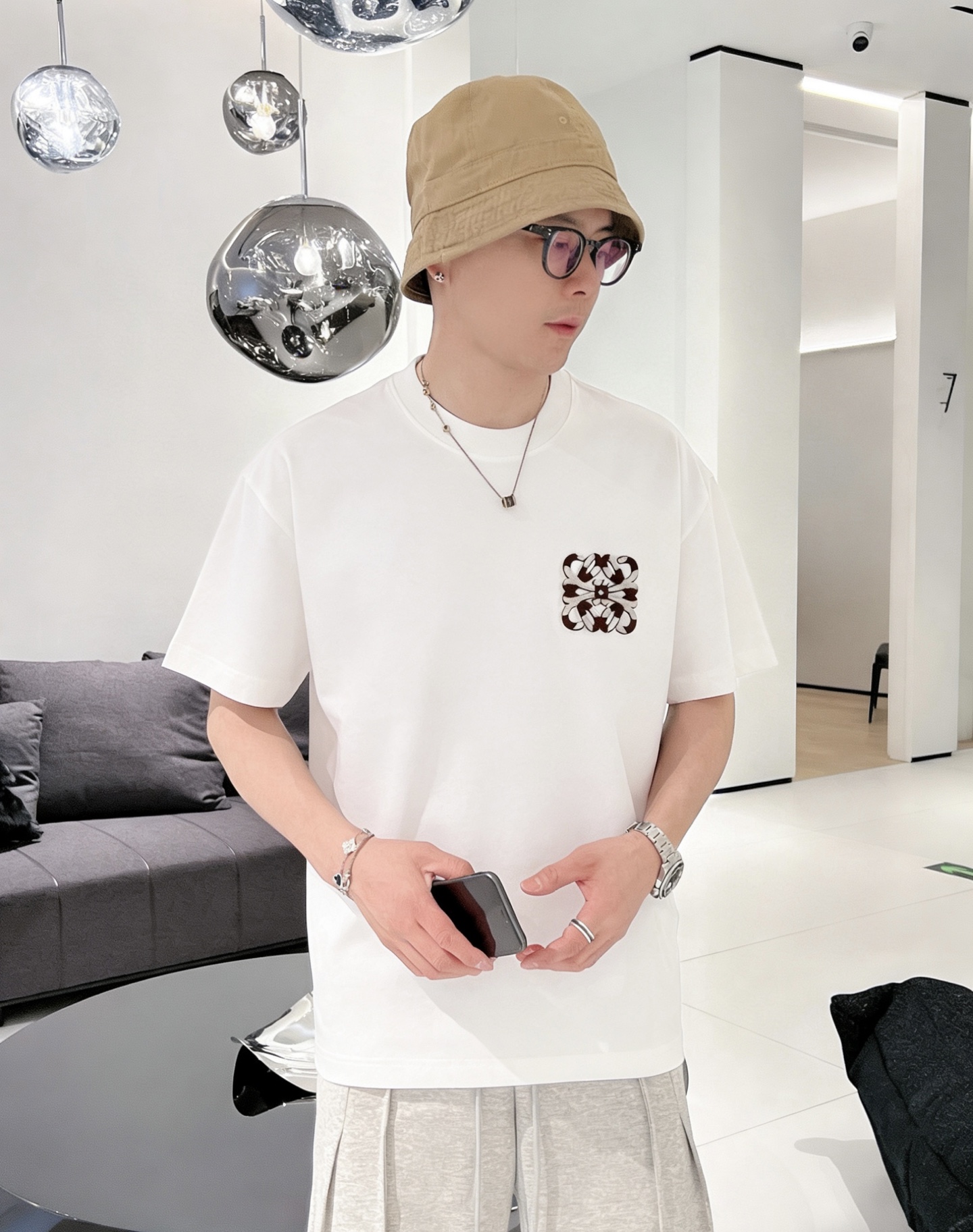 NO:913689,Loew* Loewe ss26 early spring and summer short-sleeved T-shirt, ice tide cotton series, soft and skin-friendly, official w1-1 gram weight 260, high version, top pattern logo, handsome and fashionable, simple and versatile. Not only crisp and trendy silhouette, but also comfortable to wear, the yarn is more delicate. Size M-XXXL,,loewe,loewe,T-shirt,tees,t-shirt,19860909Loew*罗意威 ss26早春夏款短袖T恤,冰潮棉系列柔软亲肤 官w1-1克重260 高版本 顶级图案logo,帅气时尚,简约百搭款.不仅挺括,保持潮流的廓形,又穿着舒适,纱织更细腻 码数M-XXXL,,loewe,loewe,T-shirt,tees，t-shirt,,Men's clothing