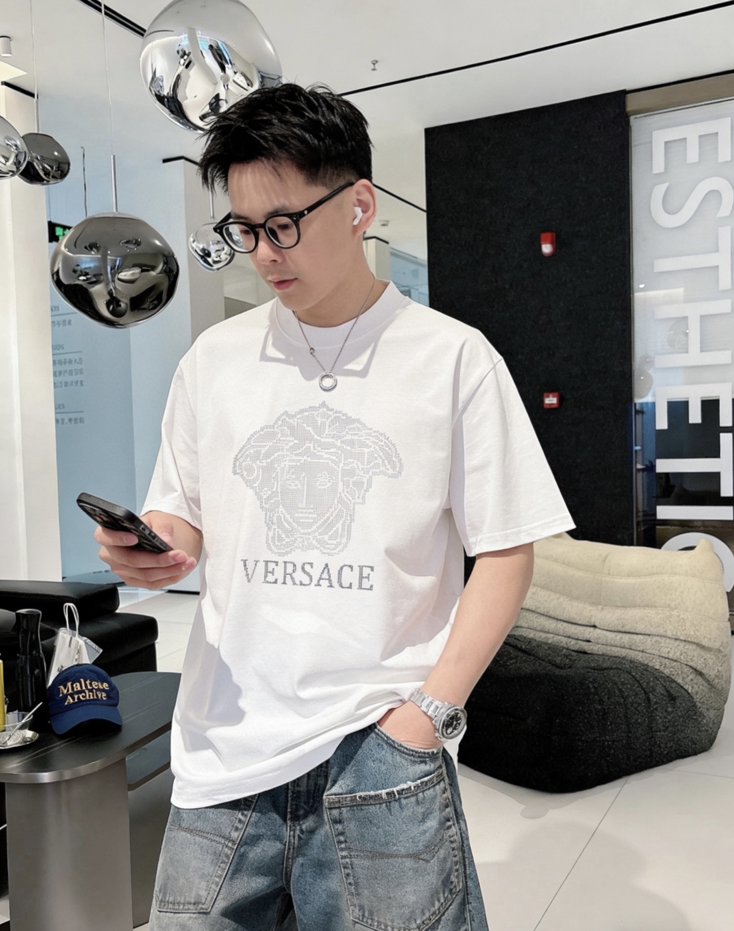 NO:913691,Vers*Versace ss26 early spring and summer short-sleeved T-shirt, ice tide cotton series, soft and skin-friendly, official w1-1 gram weight 260, high version, top pattern logo, handsome and fashionable, simple and versatile. Not only crisp and trendy silhouette, but also comfortable to wear, more delicate yarn, code size M-XXXL,,versace,versace,T-shirt,tees,t-shirt,19860909Vers*范思哲 ss26早春夏款短袖T恤,冰潮棉系列柔软亲肤 官w1-1克重260 高版本 顶级图案logo,帅气时尚,简约百搭款.不仅挺括,保持潮流的廓形,又穿着舒适,纱织更细腻 码数M-XXXL,,versace,versace,T-shirt,tees，t-shirt,,Men's clothing