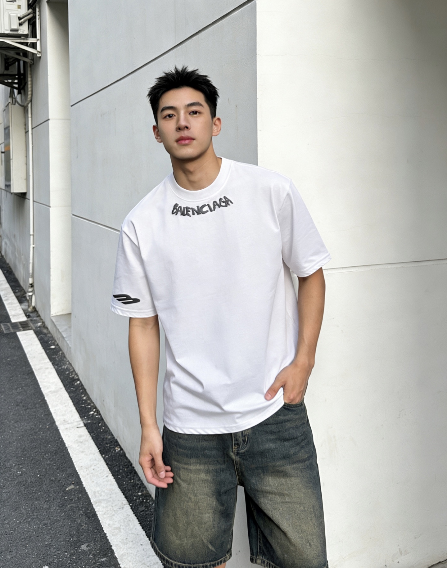 NO:913697,Bal* Balenciaga ss26 early spring and summer style short-sleeved T-shirt, ice trend cotton series, soft and skin-friendly, official w1-1 gram weight 260, high version, top pattern logo, handsome and fashionable, simple and versatile. Not only crisp and trendy silhouette, but also comfortable to wear, more delicate yarn, code size M-XXXL,,balenciaga,T-shirt,tees,t-shirt,19860909Bal*巴黎世家 ss26早春夏款短袖T恤,冰潮棉系列柔软亲肤 官w1-1克重260 高版本 顶级图案logo,帅气时尚,简约百搭款.不仅挺括,保持潮流的廓形,又穿着舒适,纱织更细腻 码数M-XXXL,,balenciaga,T-shirt,tees，t-shirt,,Men's clothing