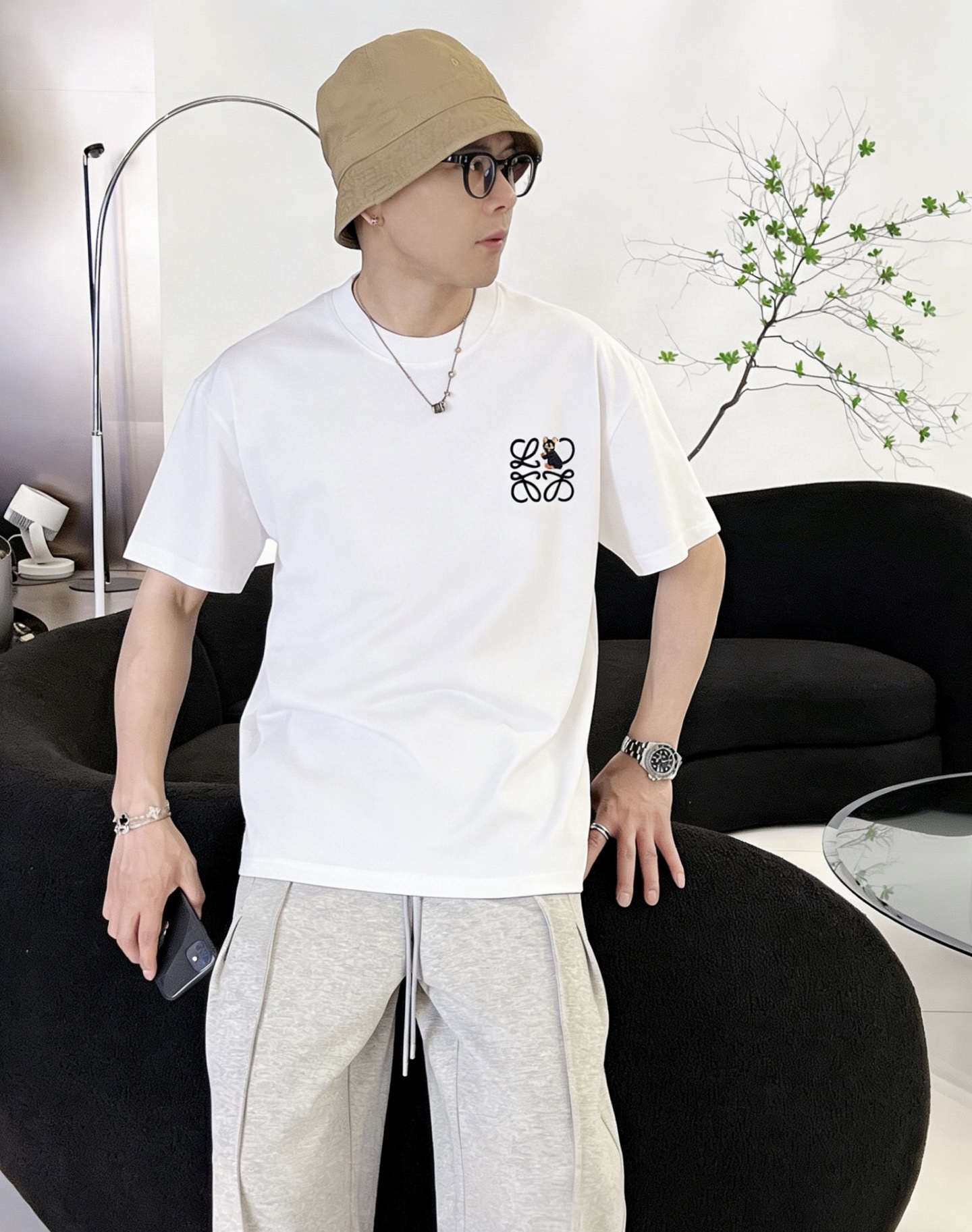 NO:913699,Loew* Loewe ss26 early spring and summer short-sleeved T-shirt, ice tide cotton series, soft and skin-friendly, official w1-1 gram weight 260, high version, top pattern logo, handsome and fashionable, simple and versatile. Not only crisp and trendy silhouette, but also comfortable to wear, the yarn is more delicate. Size M-XXXL,,loewe,loewe,T-shirt,tees,t-shirt,19860909Loew*罗意威 ss26早春夏款短袖T恤,冰潮棉系列柔软亲肤 官w1-1克重260 高版本 顶级图案logo,帅气时尚,简约百搭款.不仅挺括,保持潮流的廓形,又穿着舒适,纱织更细腻 码数M-XXXL,,loewe,loewe,T-shirt,tees，t-shirt,,Men's clothing