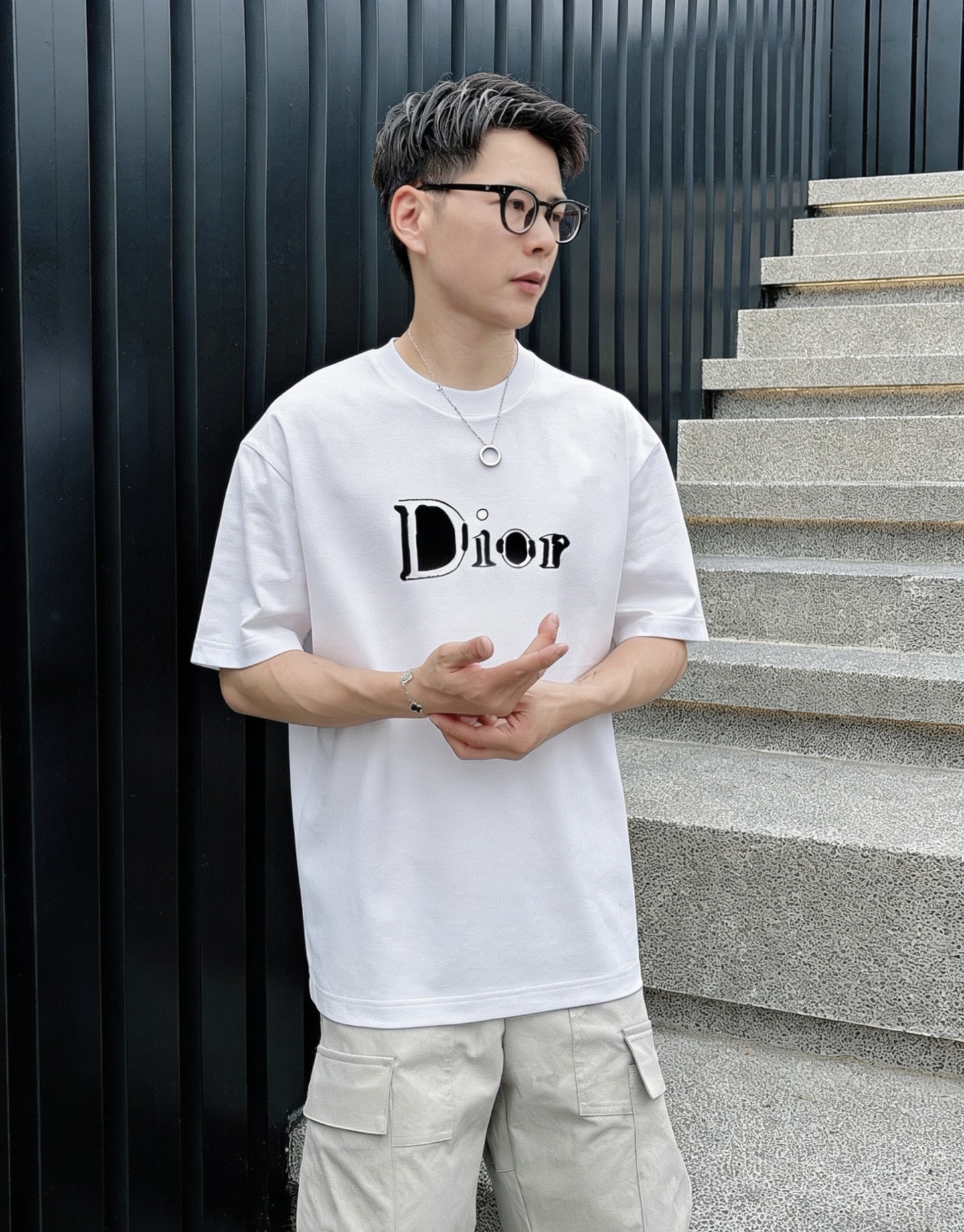 NO:913701,DIo*Dior ss26 new summer short-sleeved T-shirt, ice tide cotton series, soft and skin-friendly, official w1-1 gram weight 260, high version, top pattern logo, handsome and fashionable, simple and versatile. Not only crisp and trendy silhouette, but also comfortable to wear, more delicate yarn, code size M-XXXL,, dior, dior, T-shirt, tees, t-shirt,19860909DIo*迪奥 ss26夏季新款短袖T恤,冰潮棉系列柔软亲肤 官w1-1克重260 高版本 顶级图案logo,帅气时尚,简约百搭款.不仅挺括,保持潮流的廓形,又穿着舒适,纱织更细腻 码数M-XXXL,,dior,dior,T-shirt,tees，t-shirt,,Men's clothing