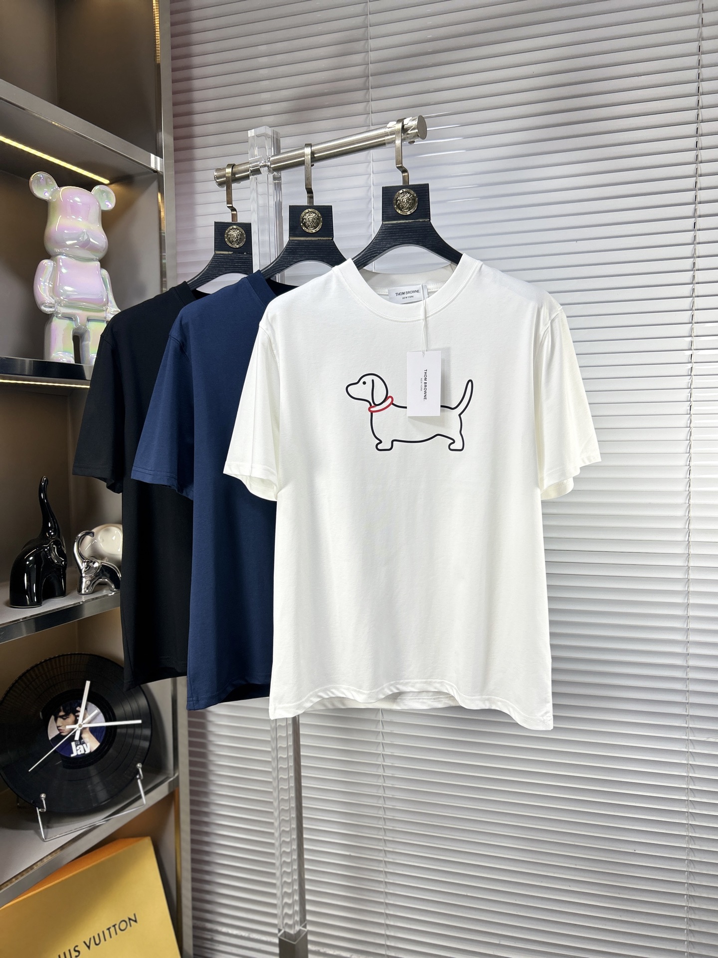NO:952674,TB* Tom ss26 new summer short-sleeved T-shirt, ice tide cotton series, soft and skin-friendly, official w1-1, weight 260, high version, top pattern logo, handsome and fashionable, simple and versatile. Not only crisp and trendy silhouette, but also comfortable to wear, more delicate yarn, code size M-XXXL,, T-shirt, tees, t-shirt,19860909TB*汤姆 ss26夏季新款短袖T恤,冰潮棉系列柔软亲肤 官w1-1克重260 高版本 顶级图案logo,帅气时尚,简约百搭款.不仅挺括,保持潮流的廓形,又穿着舒适,纱织更细腻 码数M-XXXL,,T-shirt,tees，t-shirt,,Men's clothing