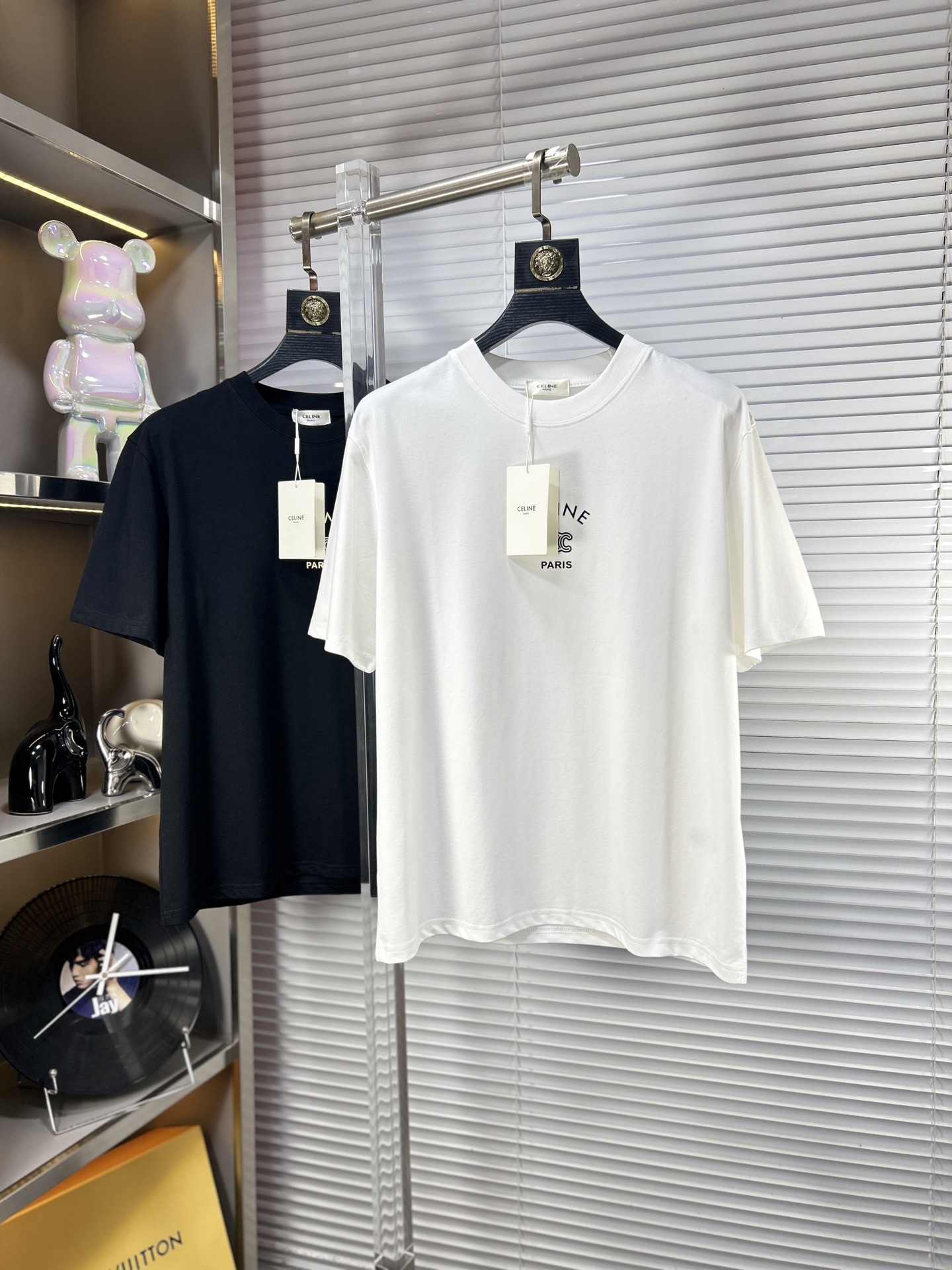 NO:952664,Celi* Celine ss26 new summer short-sleeved T-shirt, ice tide cotton series, soft and skin-friendly, official w1-1 gram weight 260, high version, top pattern logo, handsome and fashionable, simple and versatile. Not only crisp and trendy silhouette, but also comfortable to wear, the yarn is more delicate. Size M-XXXL,,celine,celine,T-shirt,tees,t-shirt,19860909Celi*赛琳 ss26夏季新款短袖T恤,冰潮棉系列柔软亲肤 官w1-1克重260 高版本 顶级图案logo,帅气时尚,简约百搭款.不仅挺括,保持潮流的廓形,又穿着舒适,纱织更细腻 码数M-XXXL,,celine,celine,T-shirt,tees，t-shirt,,Men's clothing