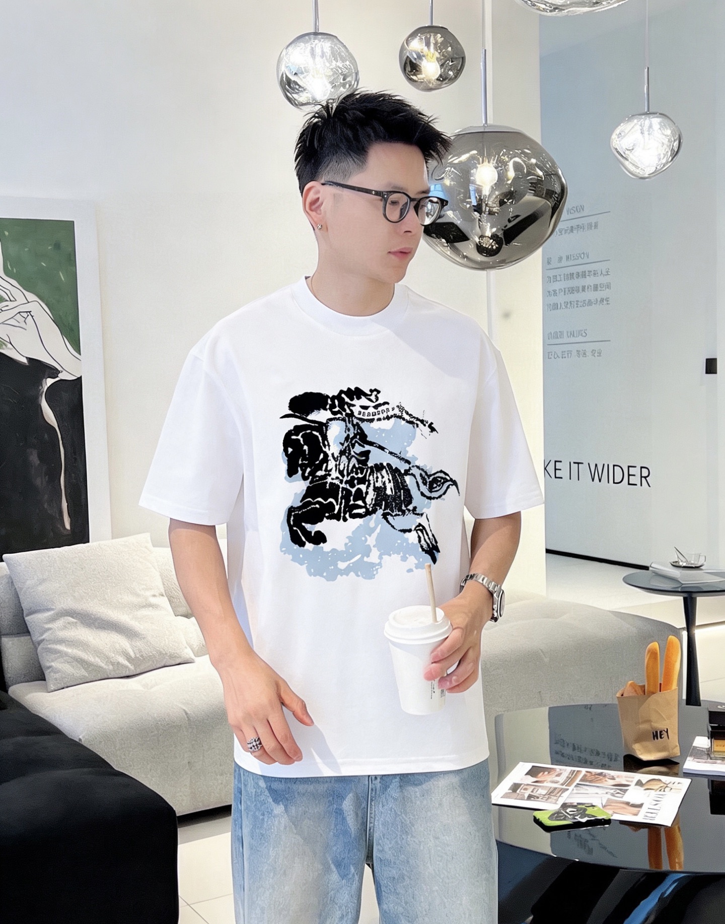 NO:937340,BURBERRY's latest 2026ss spring and summer short-sleeved T-shirts are now available!  !  2026 new T-shirt, high version special fabric, high weight (260g) pure cotton fabric, comfortable yet wide upper body, embroidery technology, digital printing, flocking technology, same style for men and women, loose fit, fine workmanship, comfortable upper body, super handsome upper body, same style for men and women, M-3XL (slightly wider version),, burberry, burberry, T-shirt, tees, t-shirt,19860909BURBERRY巴宝莉 2026ss春夏最新款短袖T恤出货啦！！ 2026新款T恤 高版本专用面料 高克重（260g）纯棉面料 上身舒适不失挺阔 刺绣工艺、数字印花、植绒工艺,男女同款 宽松版型 做工走线精细 面料上身舒适 超帅上身 男女同款M-3XL（版型微阔）,,burberry,burberry,T-shirt,tees，t-shirt,,Men's clothing
